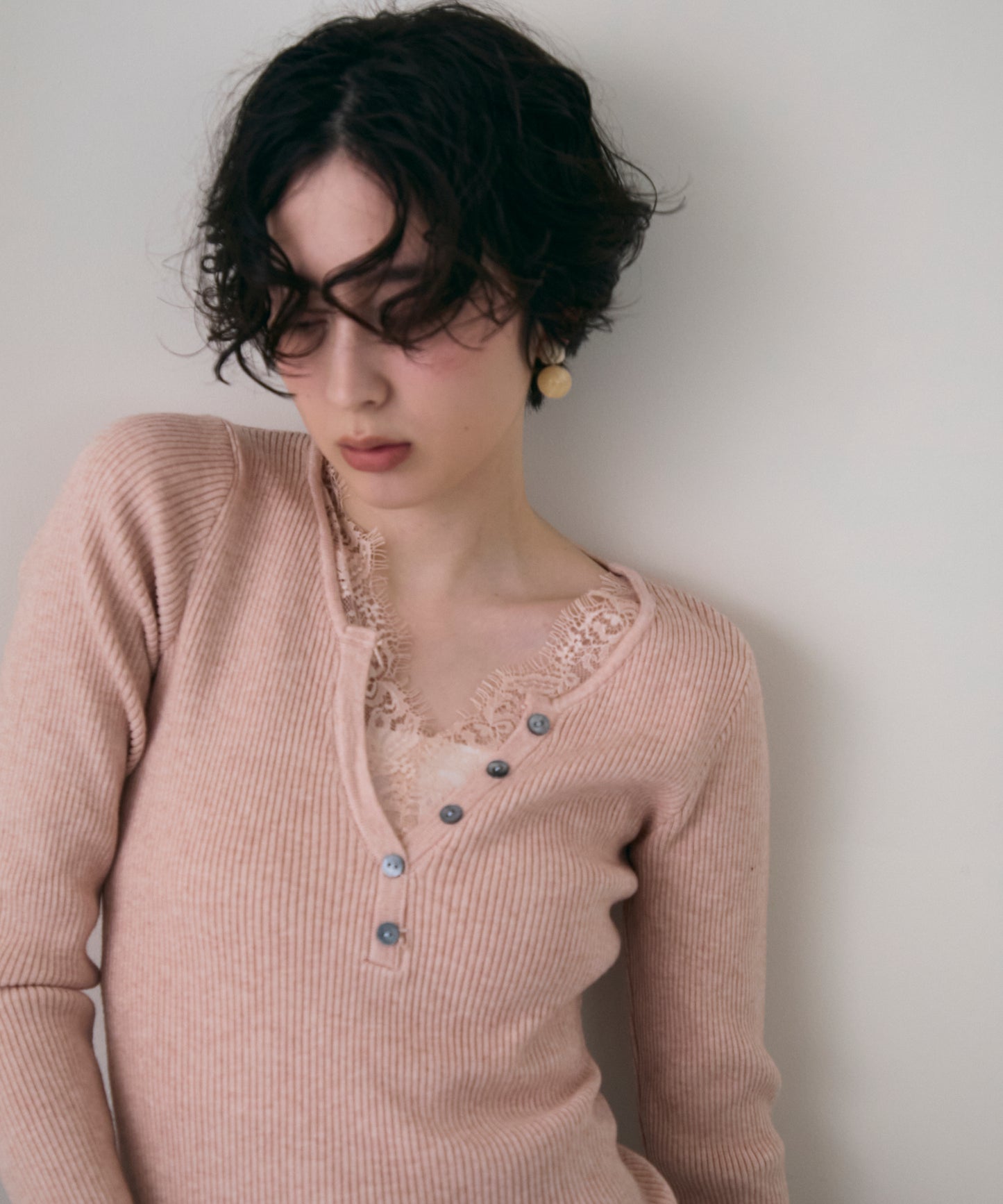 レースレイヤードヘンリーネックリブニット