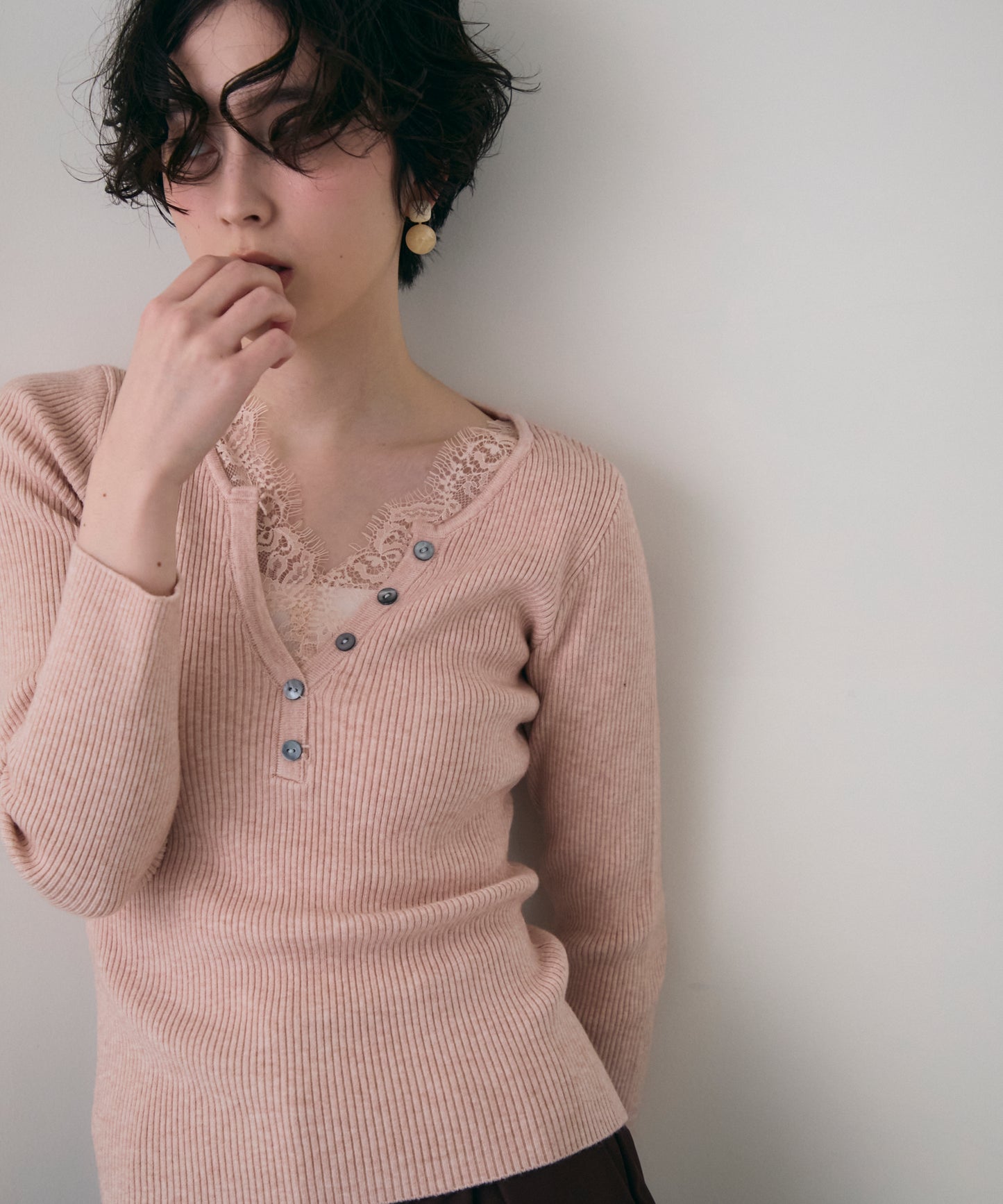 レースレイヤードヘンリーネックリブニット