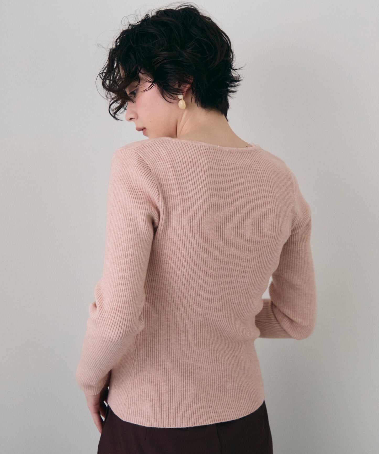 レースレイヤードヘンリーネックリブニット