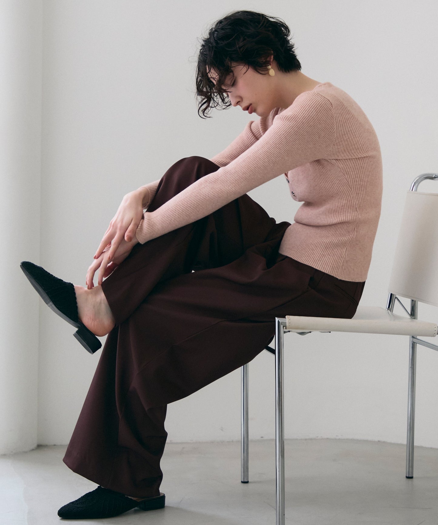 レースレイヤードヘンリーネックリブニット