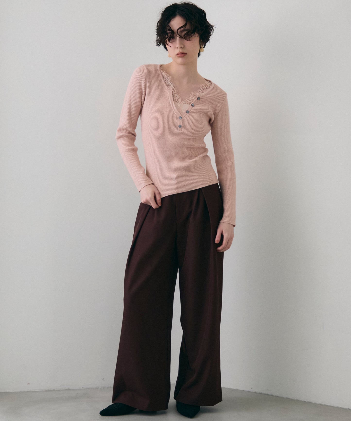 レースレイヤードヘンリーネックリブニット