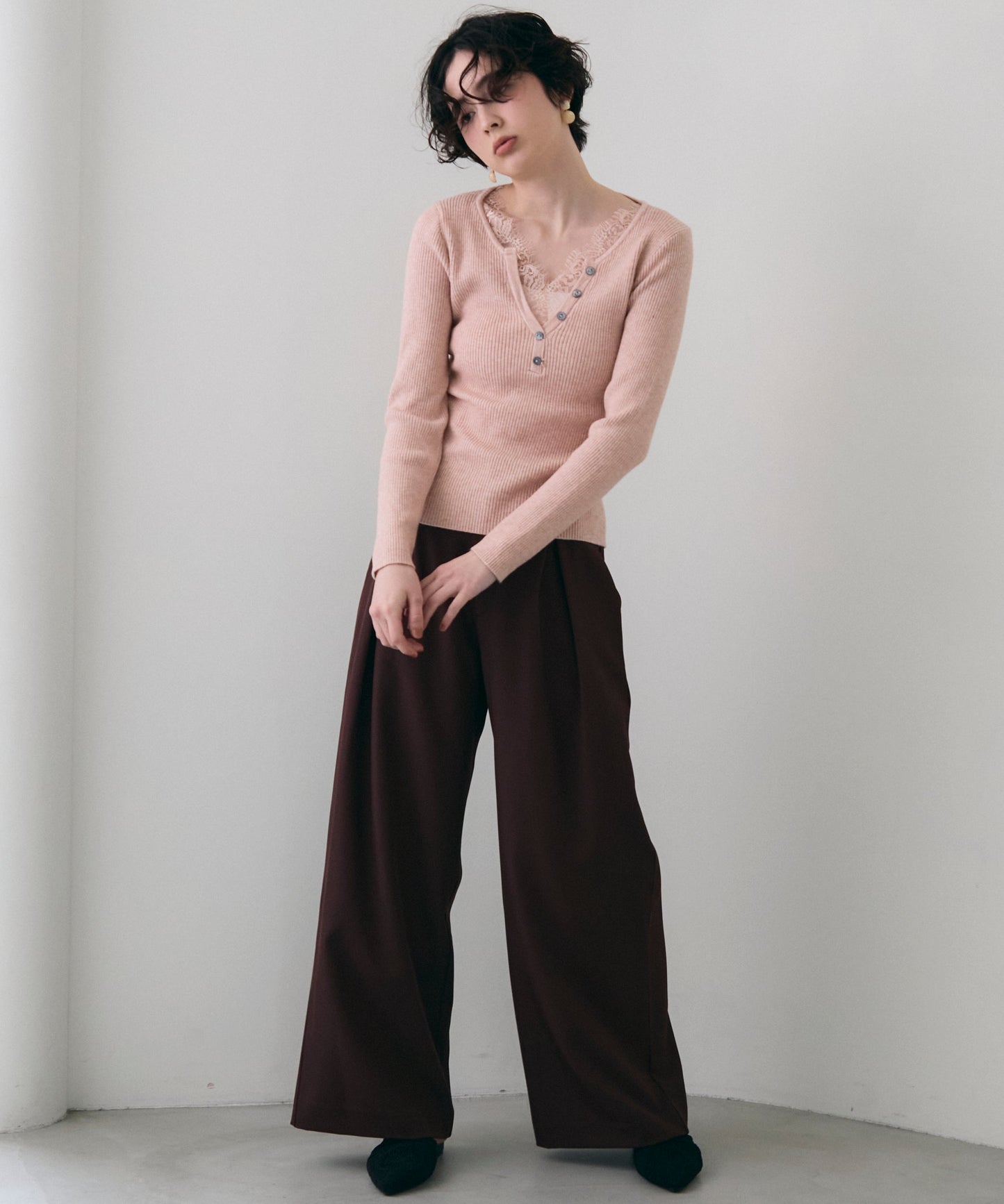 レースレイヤードヘンリーネックリブニット