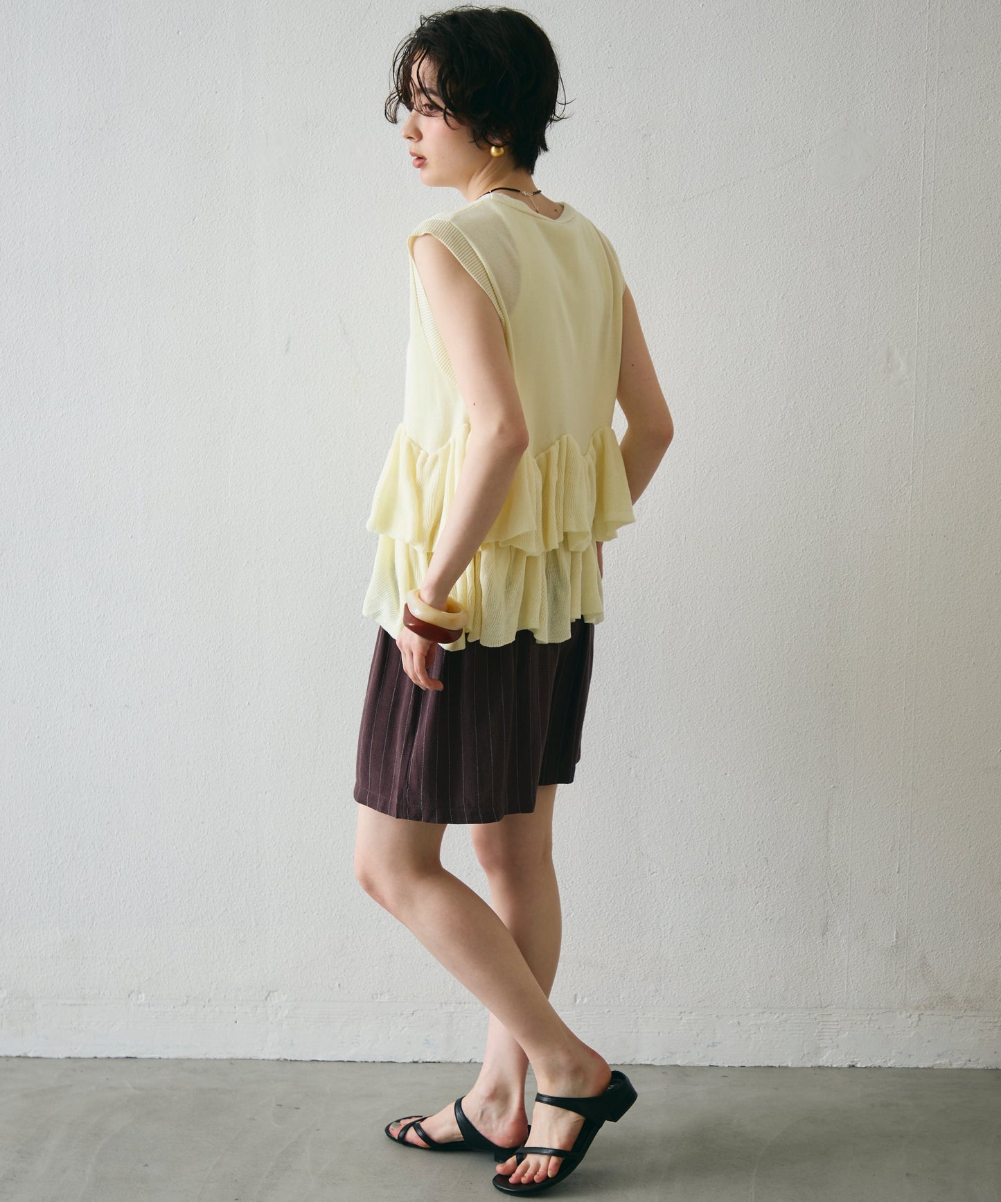 ラウンドフリルニットベスト