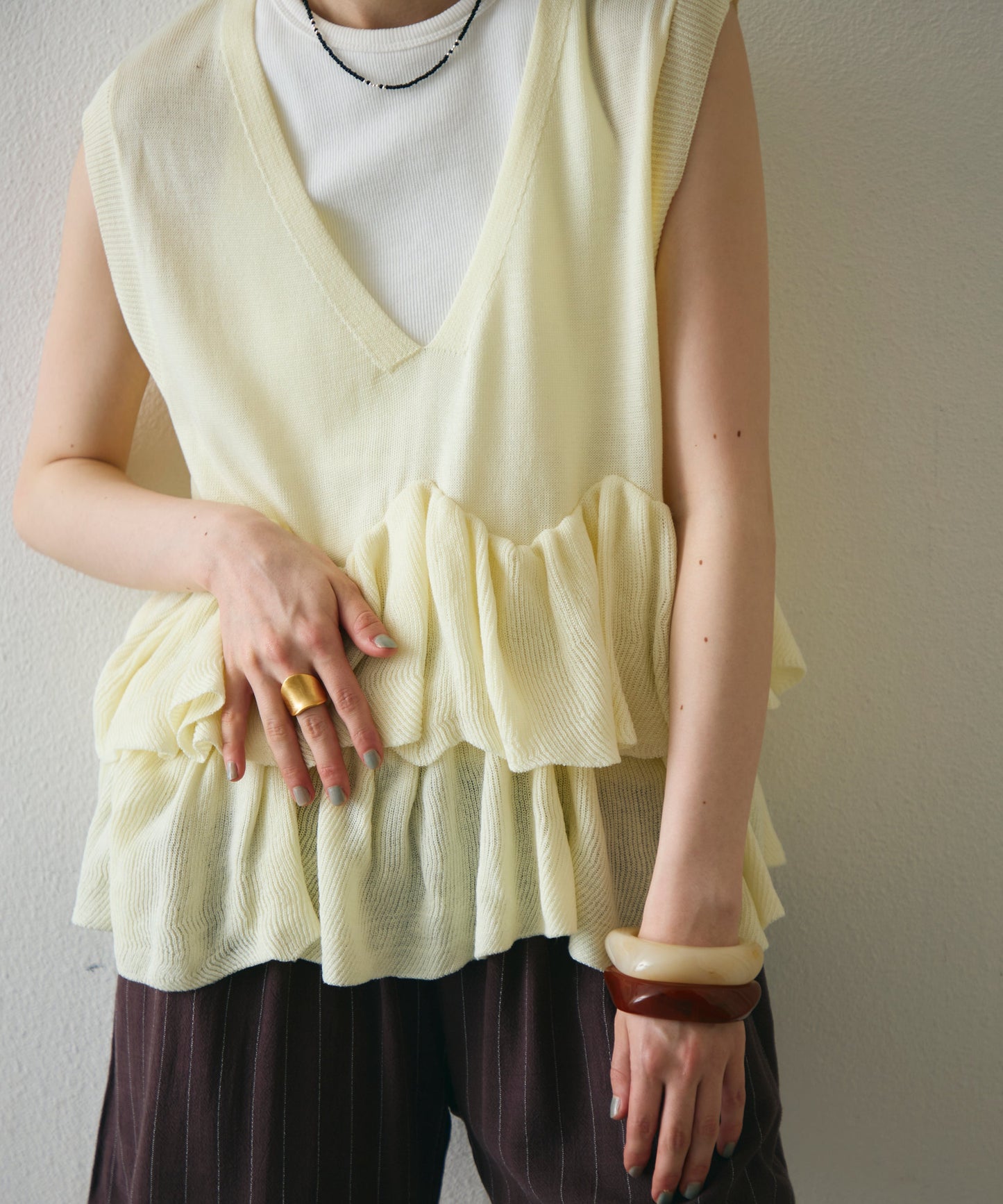 ラウンドフリルニットベスト