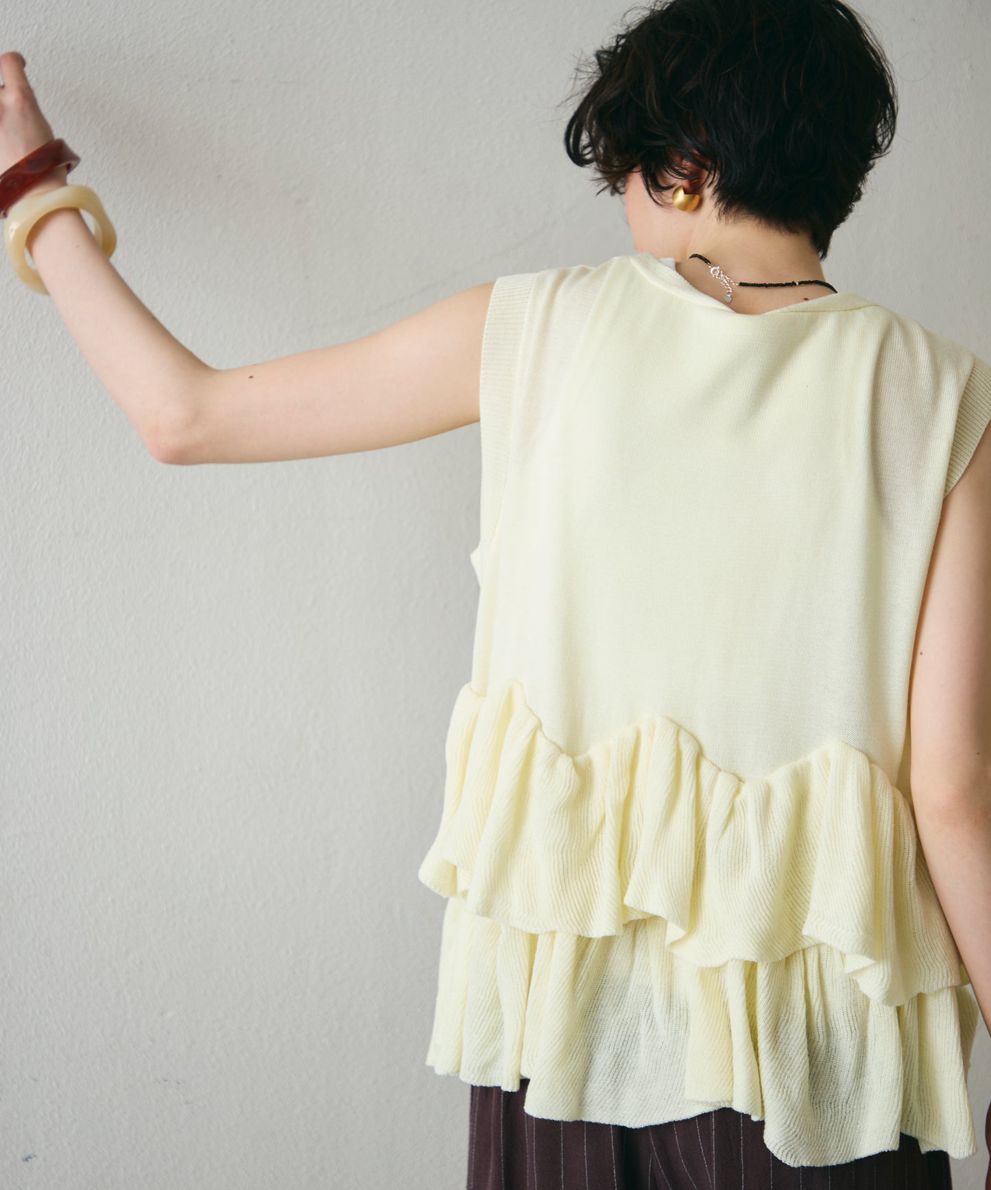 ラウンドフリルニットベスト