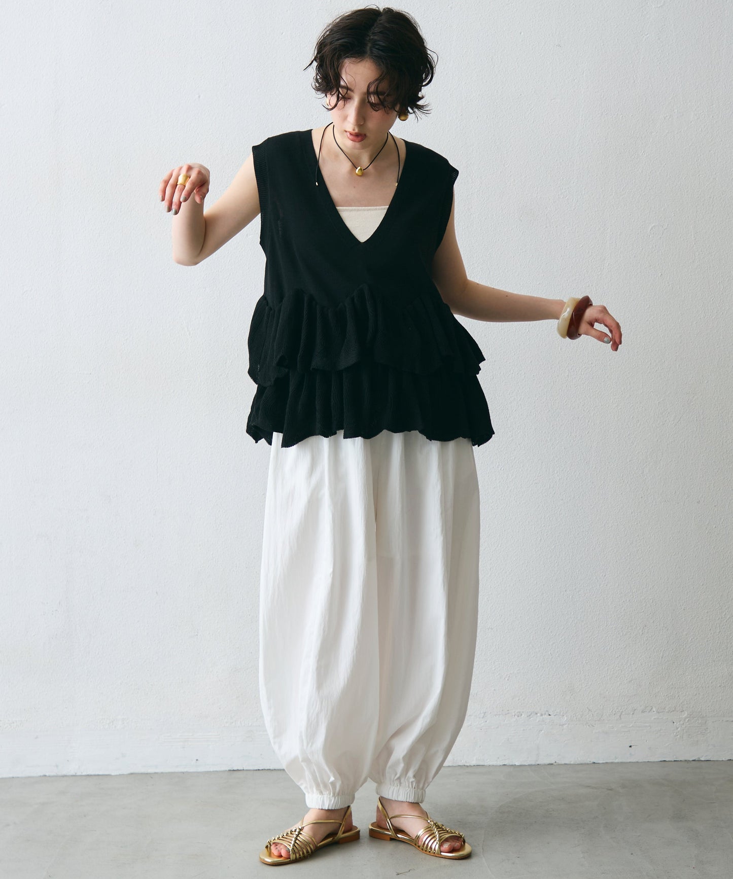 ラウンドフリルニットベスト