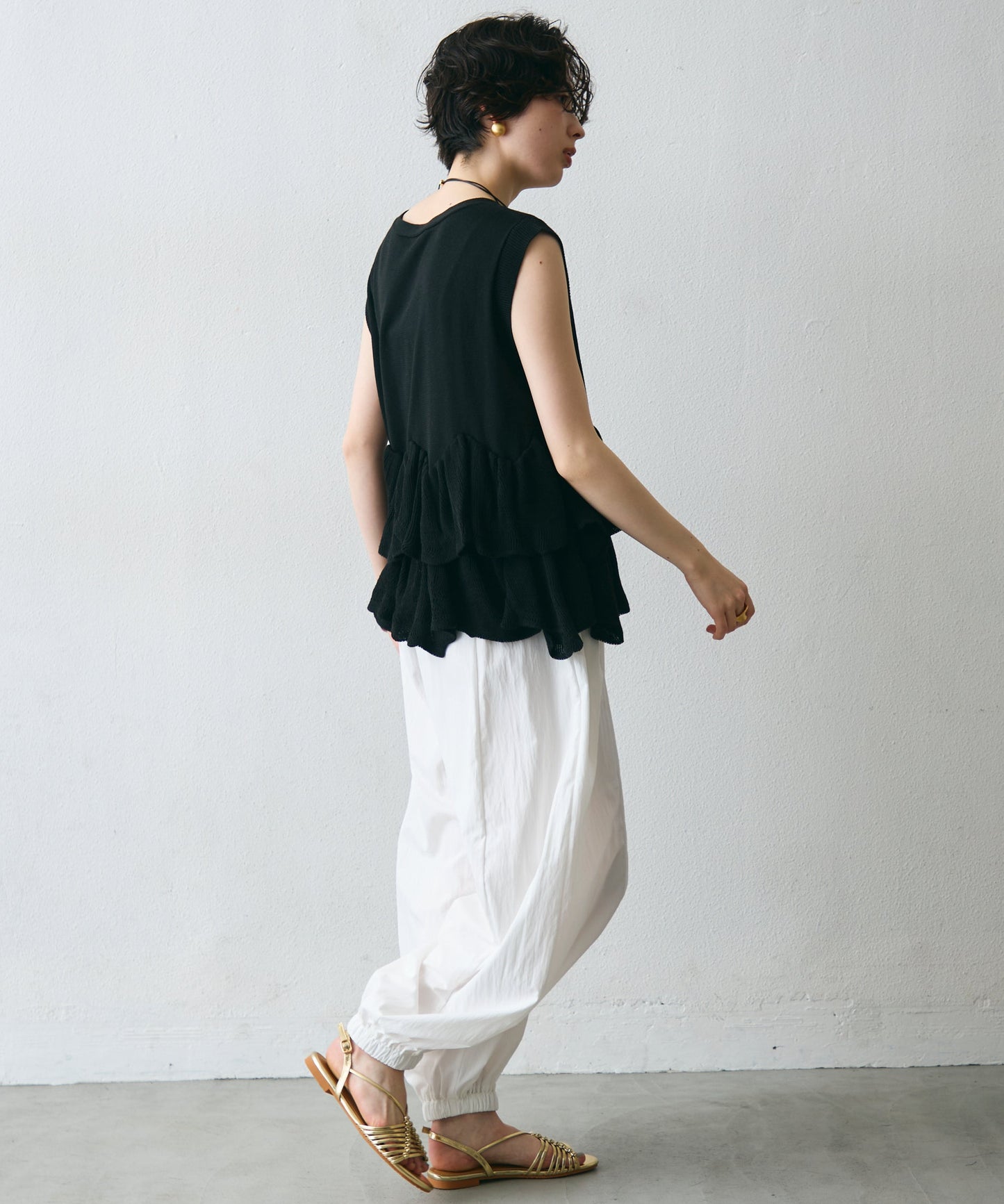 ラウンドフリルニットベスト