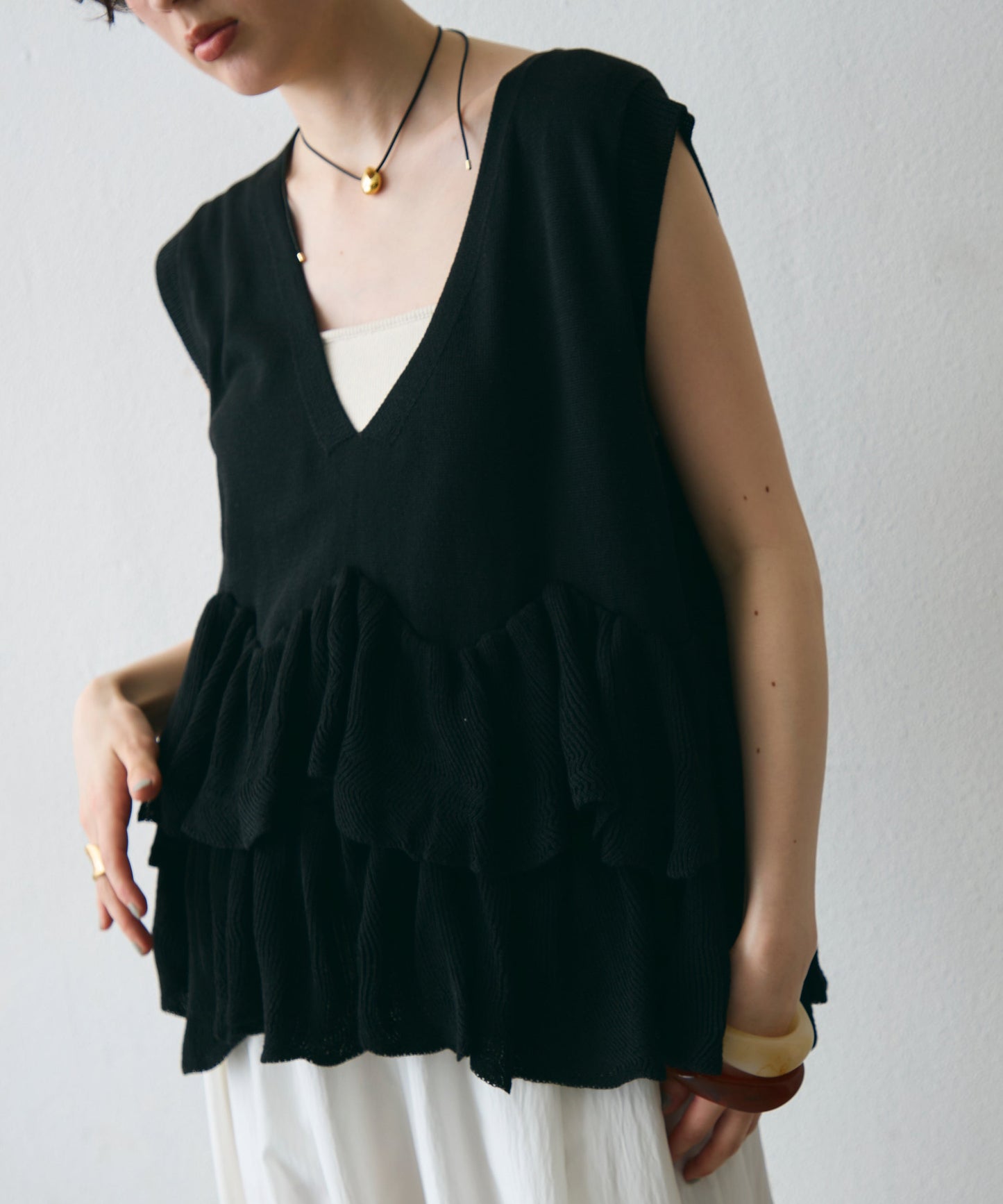 ラウンドフリルニットベスト