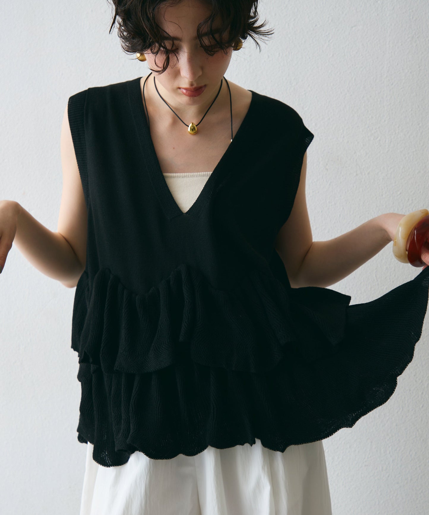 ラウンドフリルニットベスト