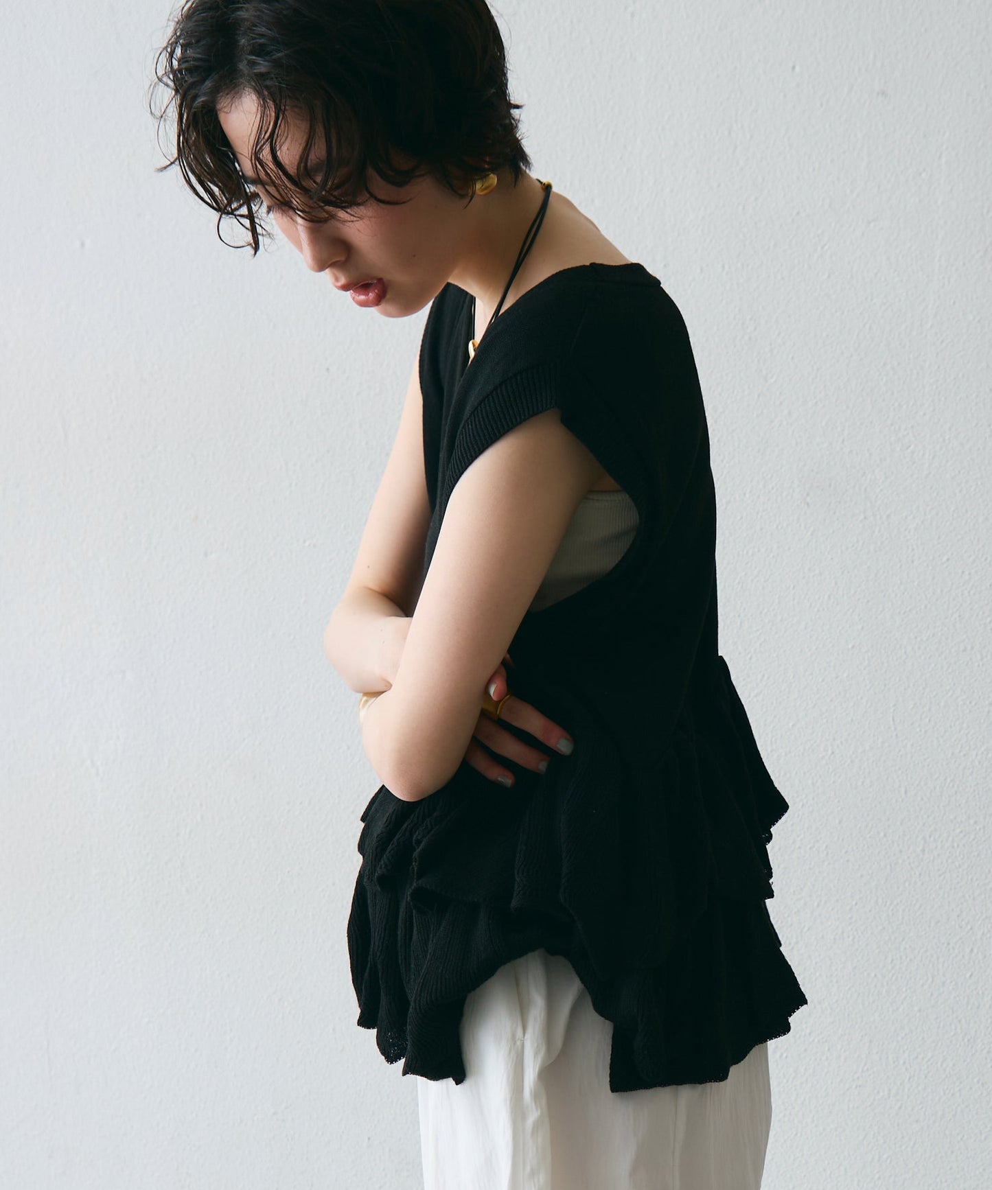 ラウンドフリルニットベスト