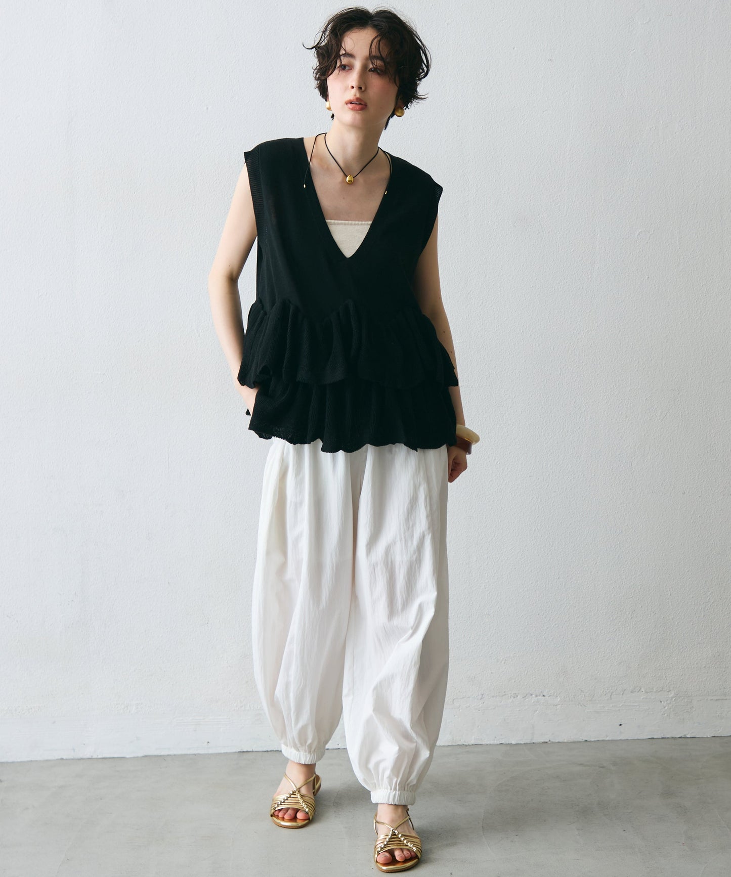 ラウンドフリルニットベスト