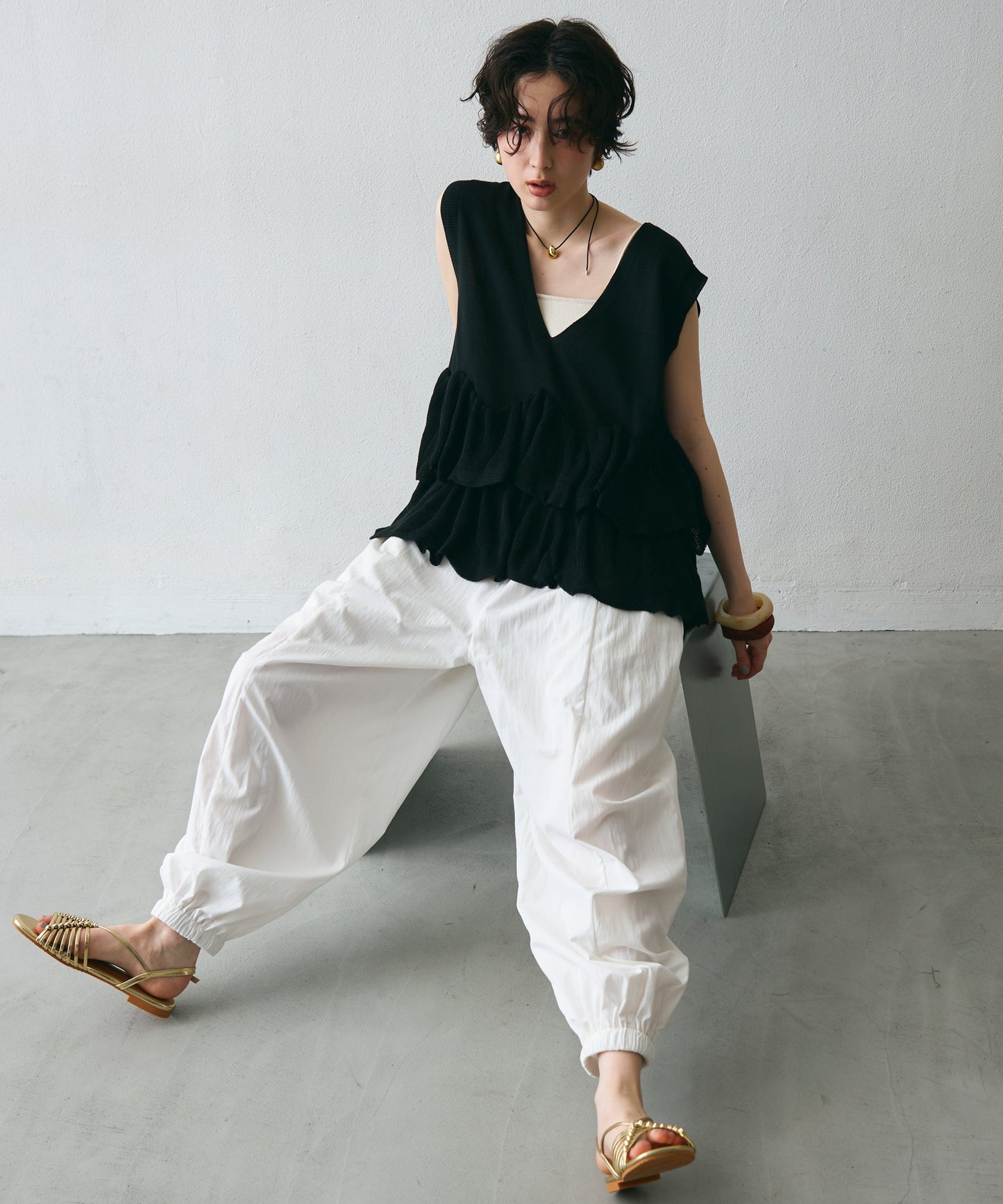 ラウンドフリルニットベスト