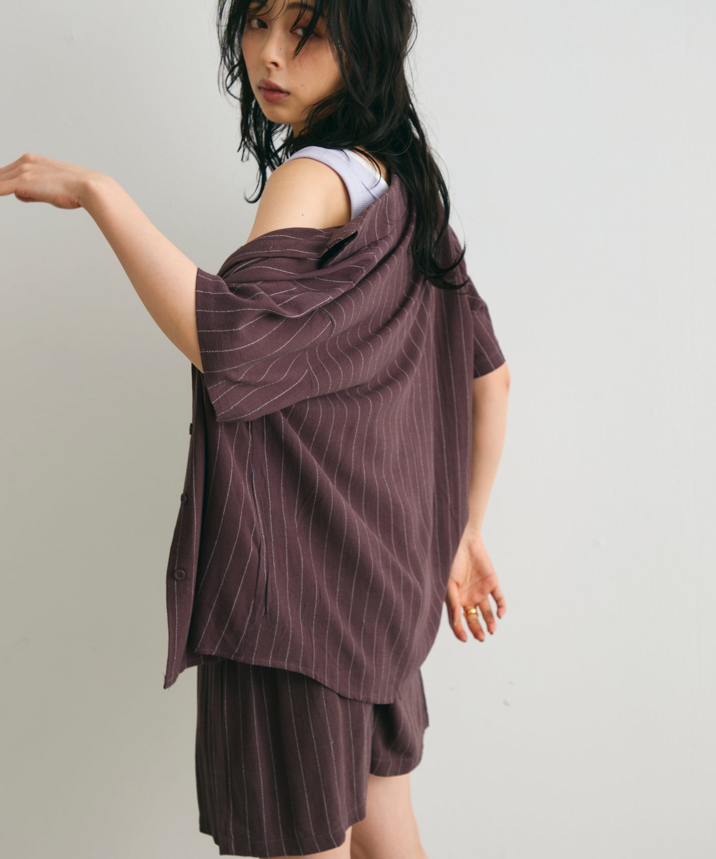 リネン混ピンストライプ半袖シャツ&ショートパンツ