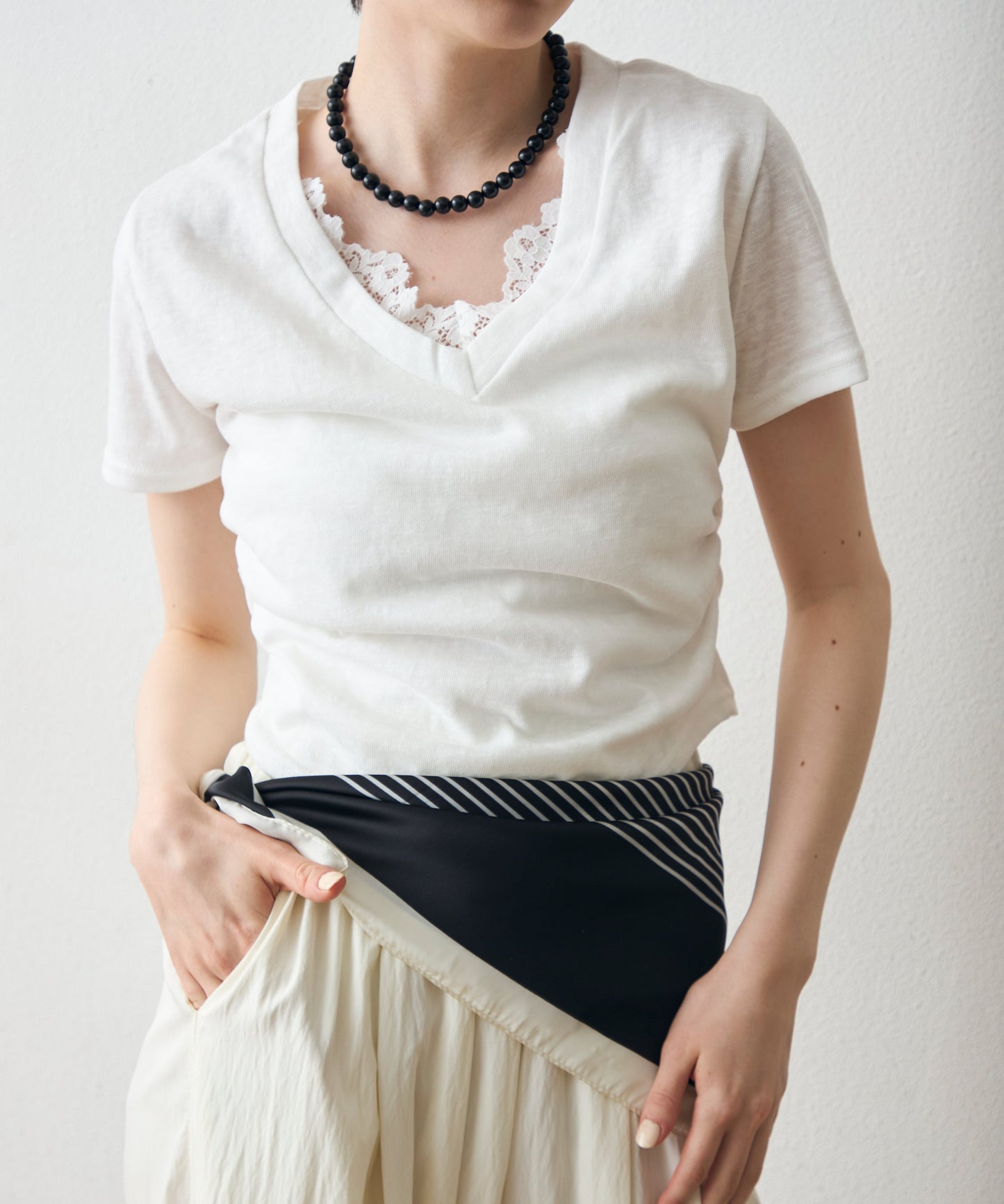レースレイヤードライクVネックTシャツ