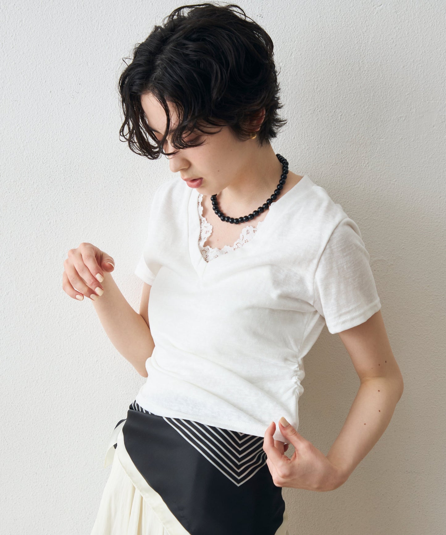 レースレイヤードライクVネックTシャツ