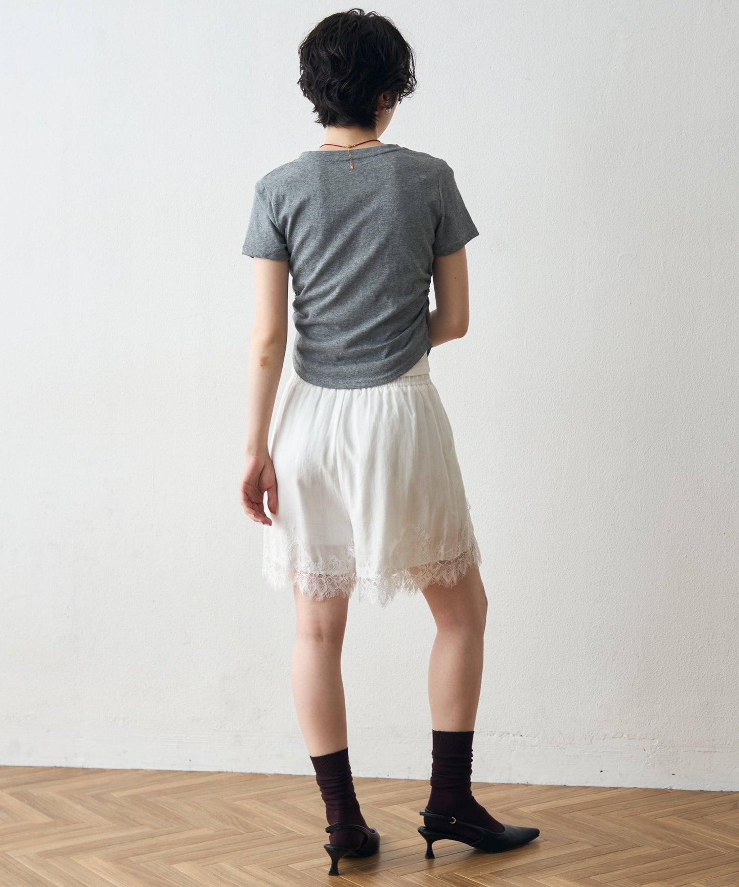 レースレイヤードライクVネックTシャツ