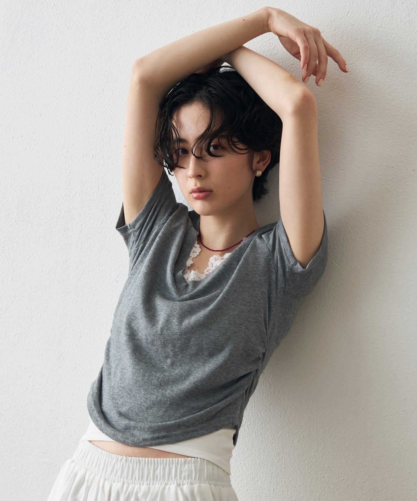 レースレイヤードライクVネックTシャツ