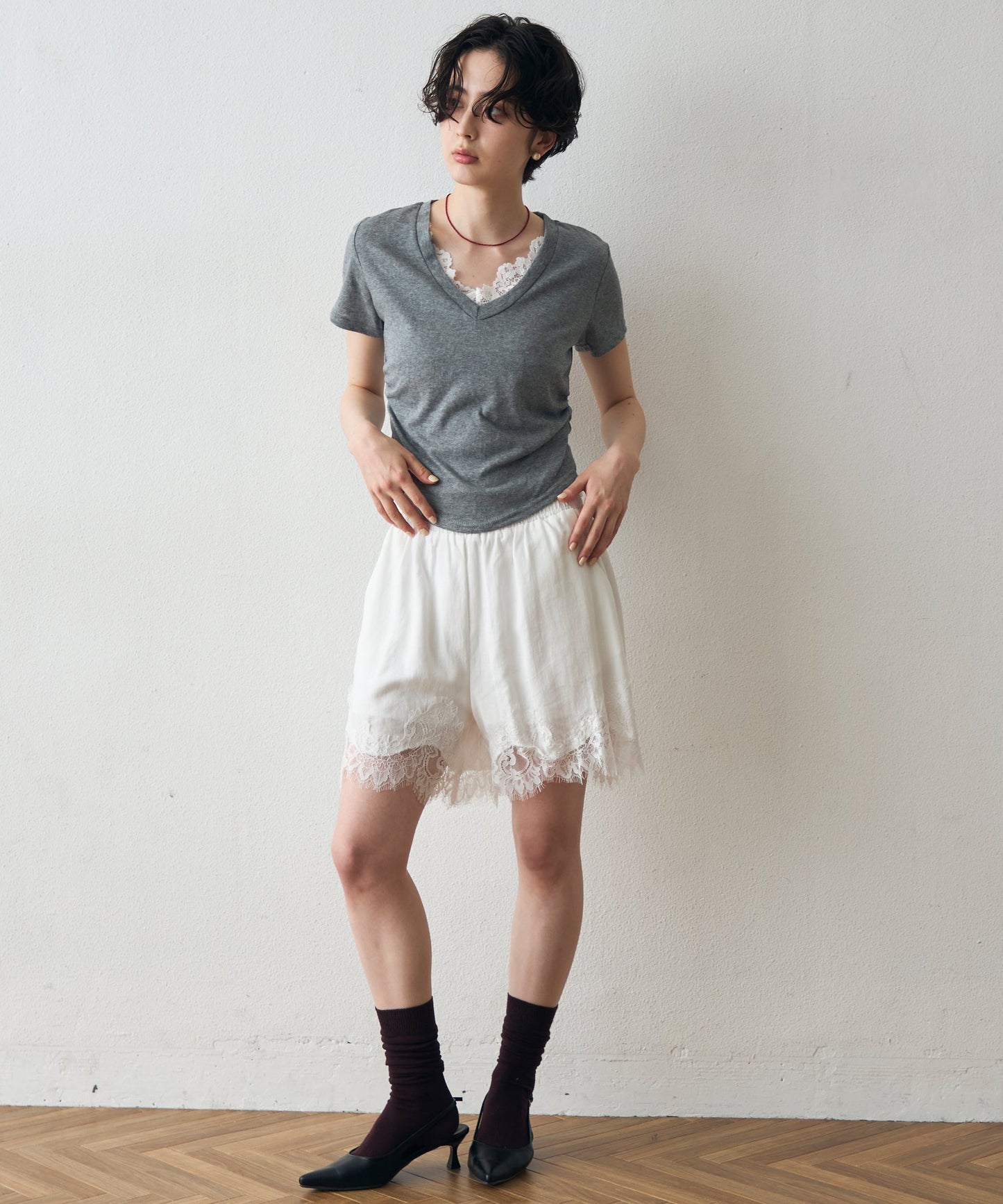 レースレイヤードライクVネックTシャツ
