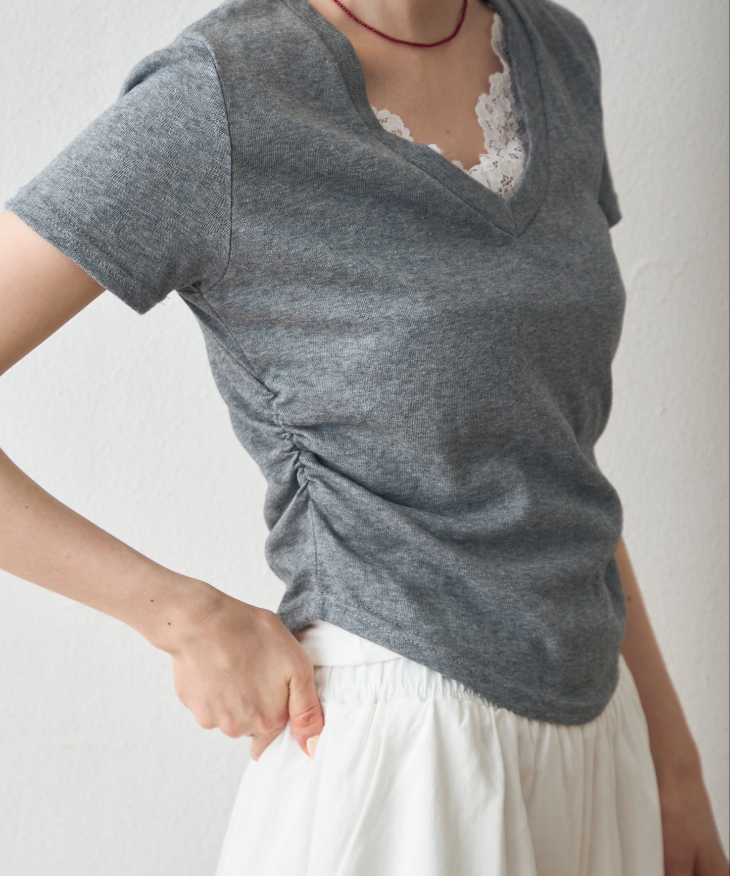 レースレイヤードライクVネックTシャツ