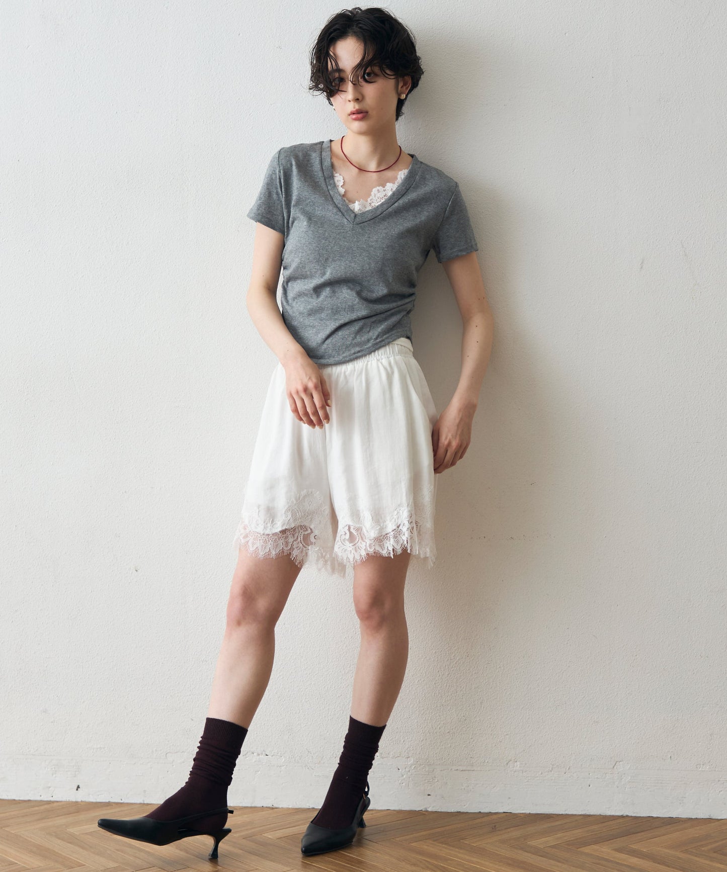 レースレイヤードライクVネックTシャツ