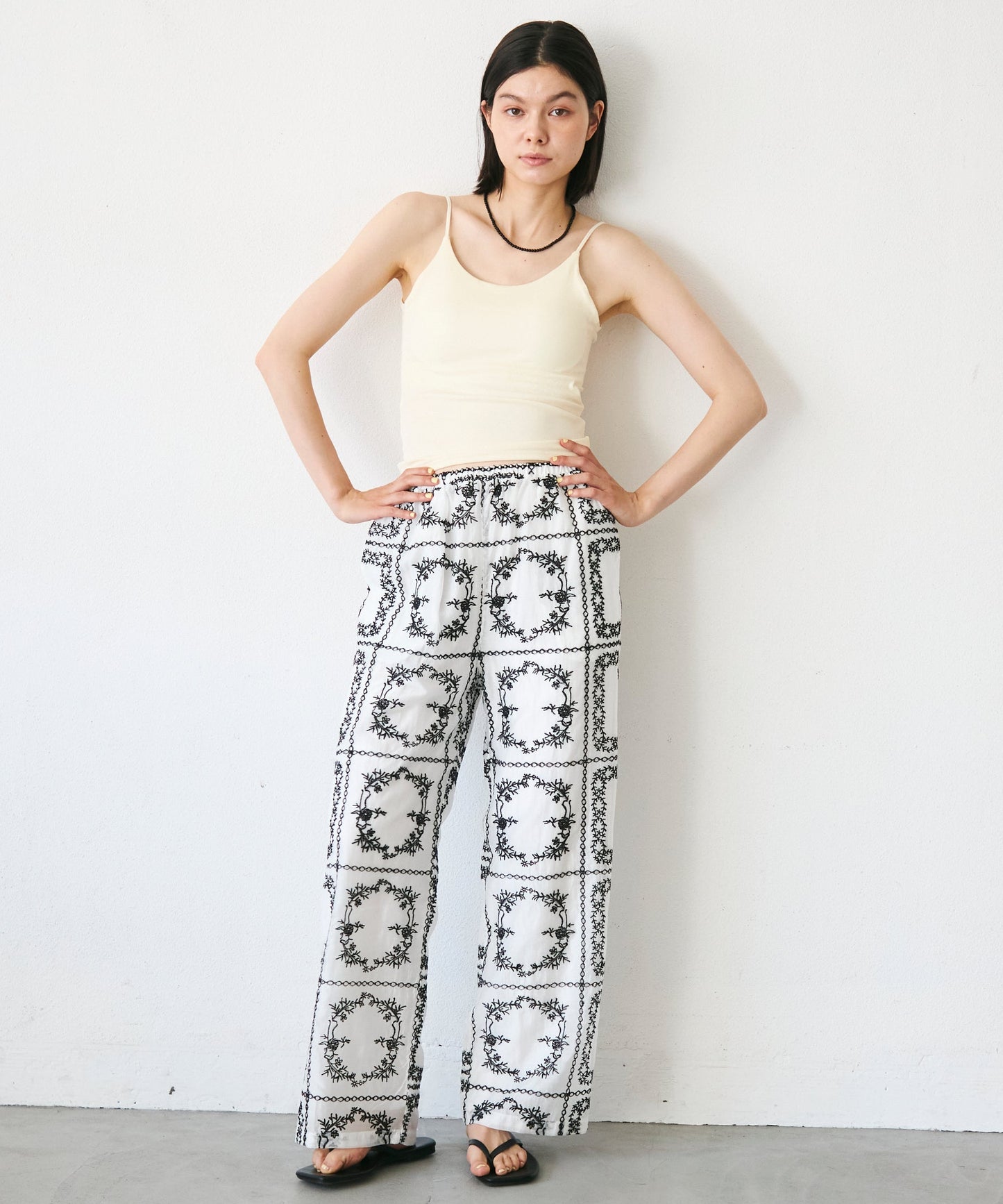 カップ付きバックレースキャミ