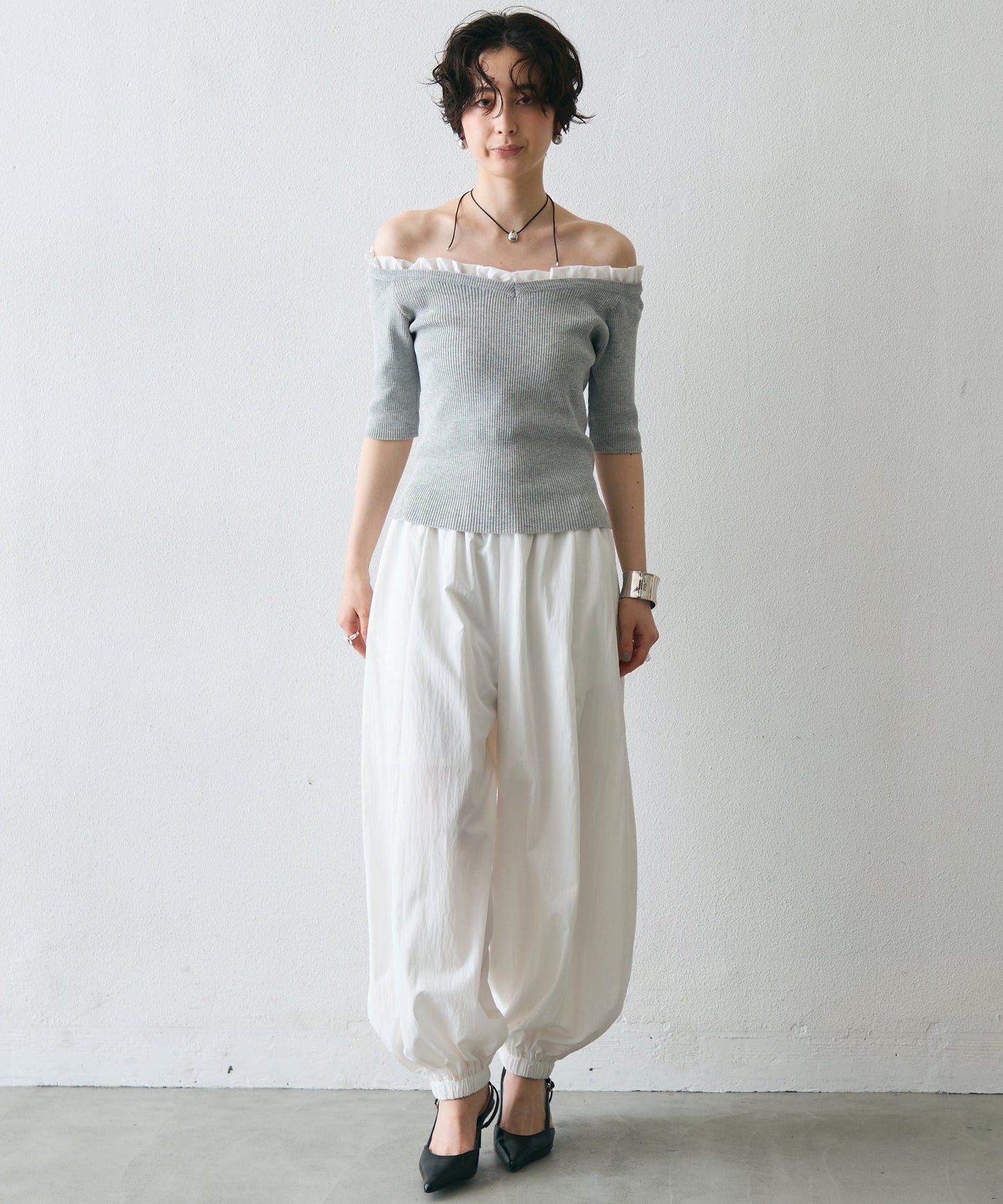 フリル付きオフショルプルオーバー