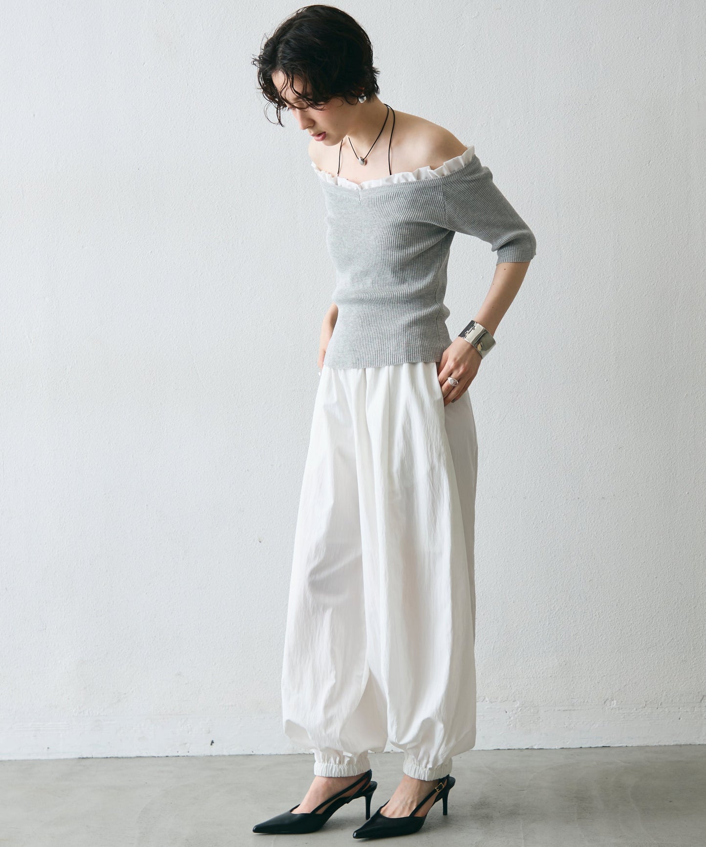 フリル付きオフショルプルオーバー