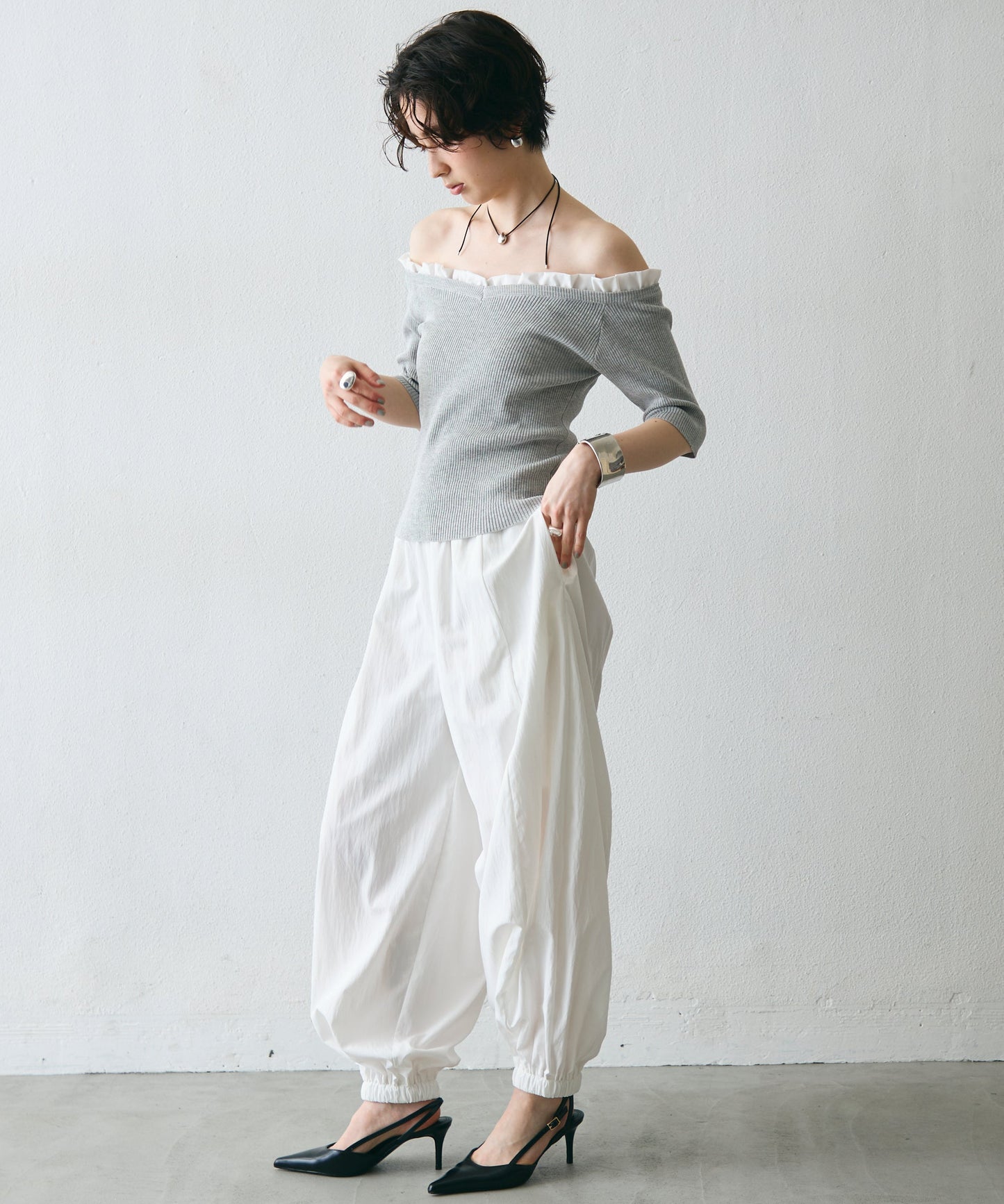 フリル付きオフショルプルオーバー