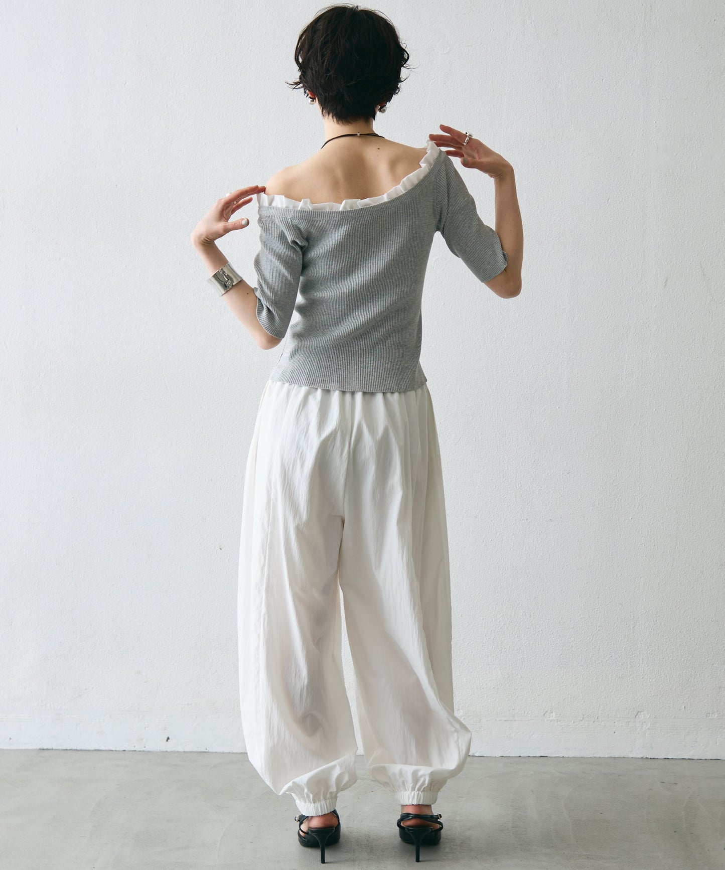 フリル付きオフショルプルオーバー