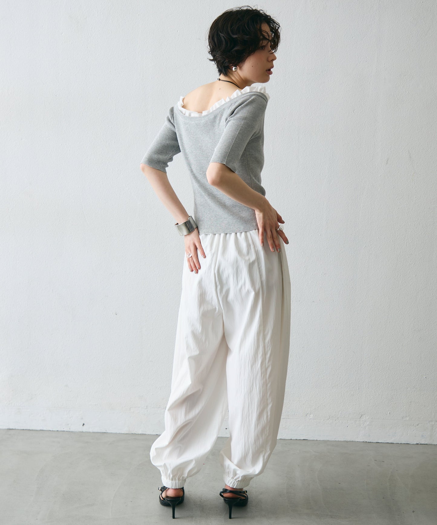 フリル付きオフショルプルオーバー