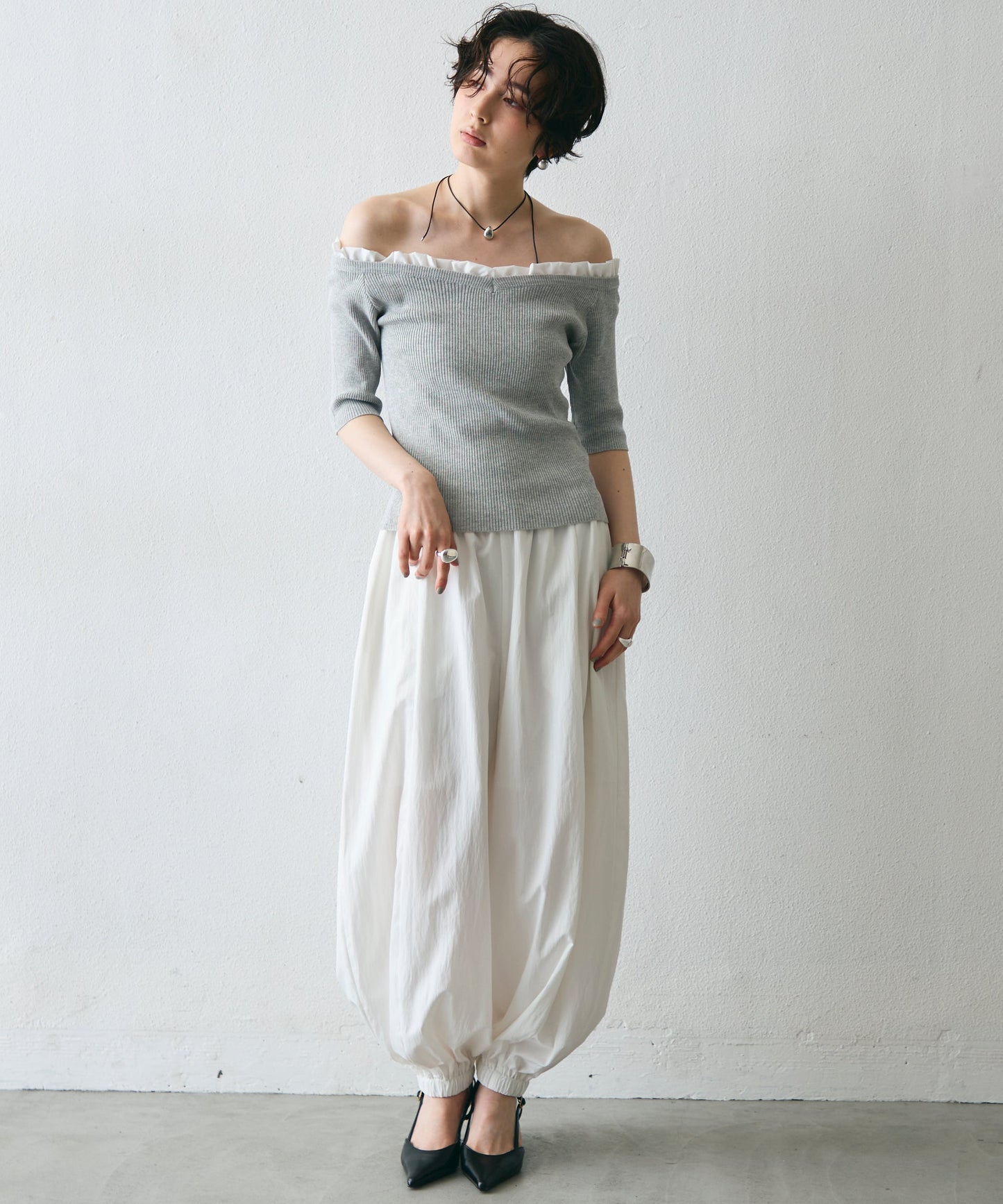 フリル付きオフショルプルオーバー