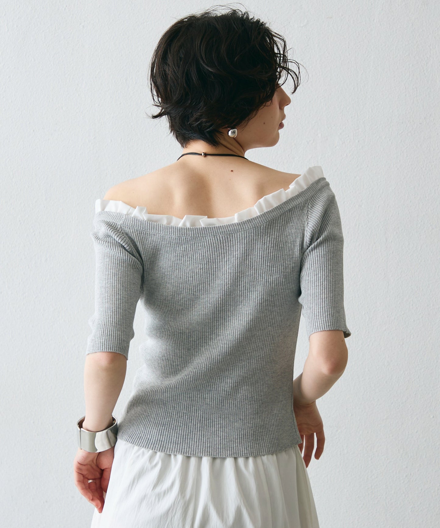 フリル付きオフショルプルオーバー