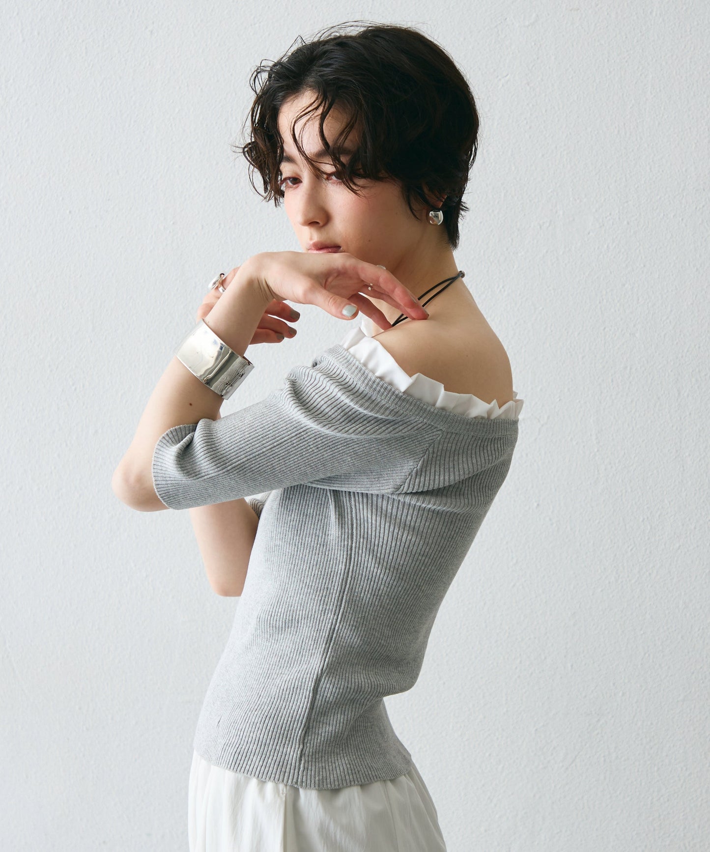 フリル付きオフショルプルオーバー