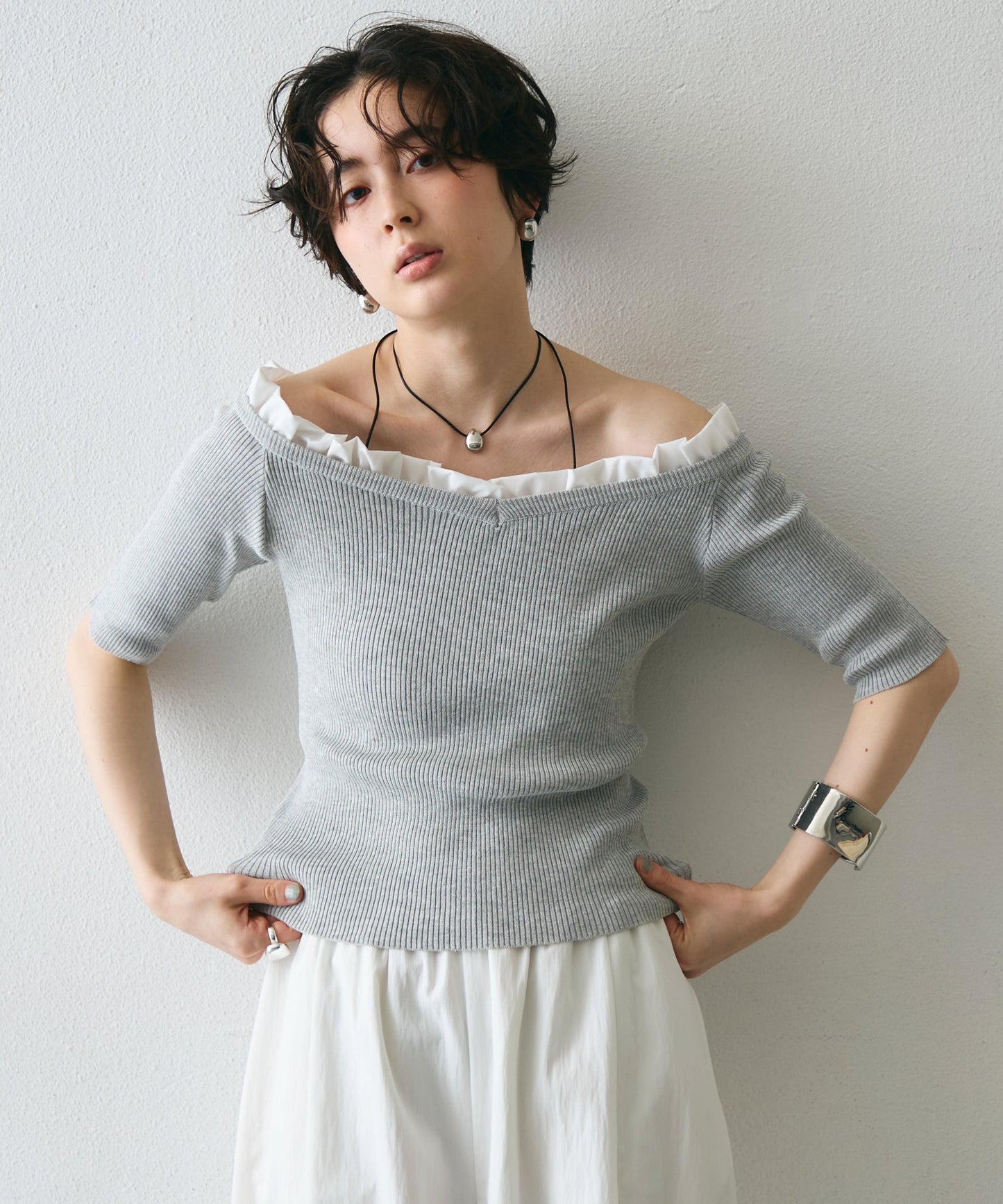 フリル付きオフショルプルオーバー