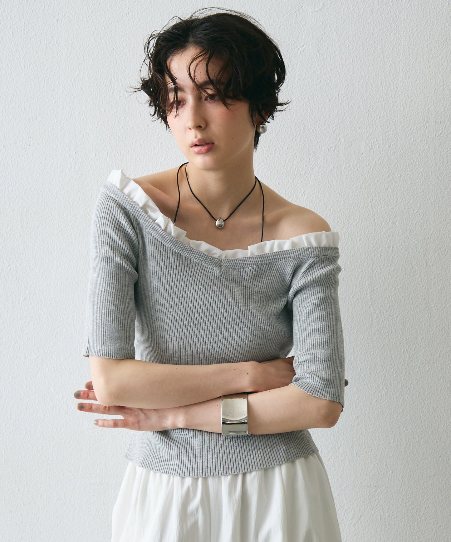 フリル付きオフショルプルオーバー