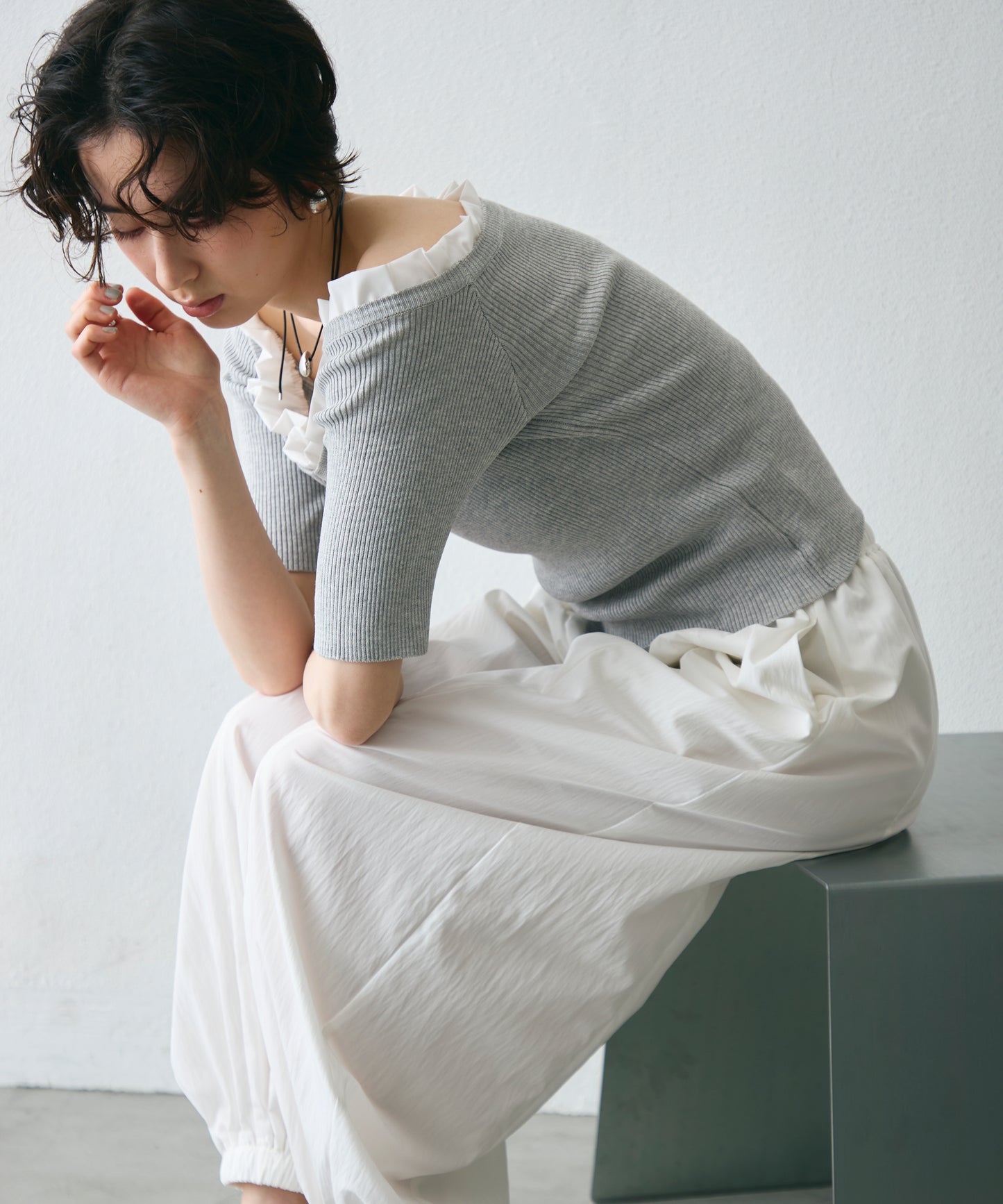 フリル付きオフショルプルオーバー