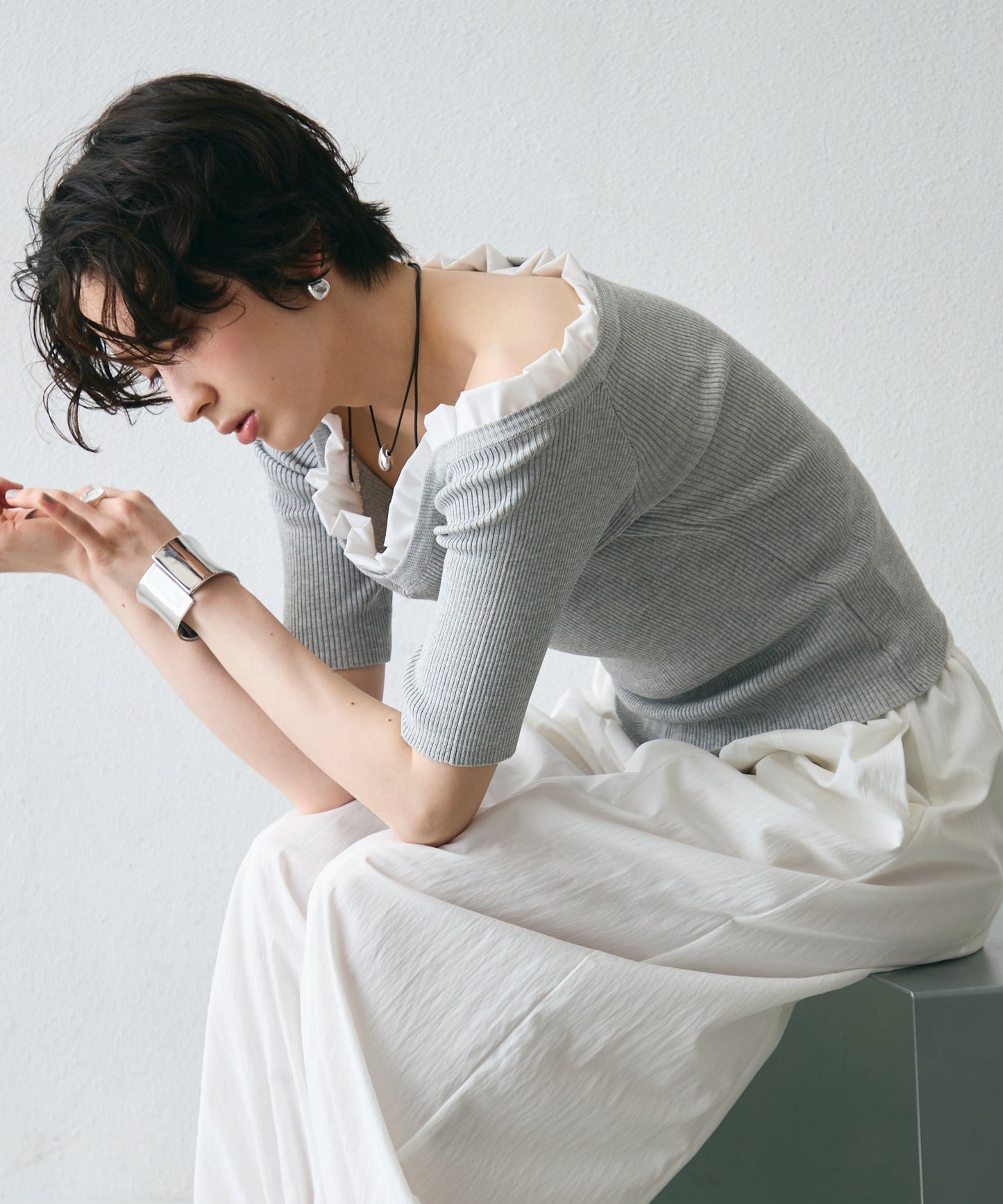 フリル付きオフショルプルオーバー