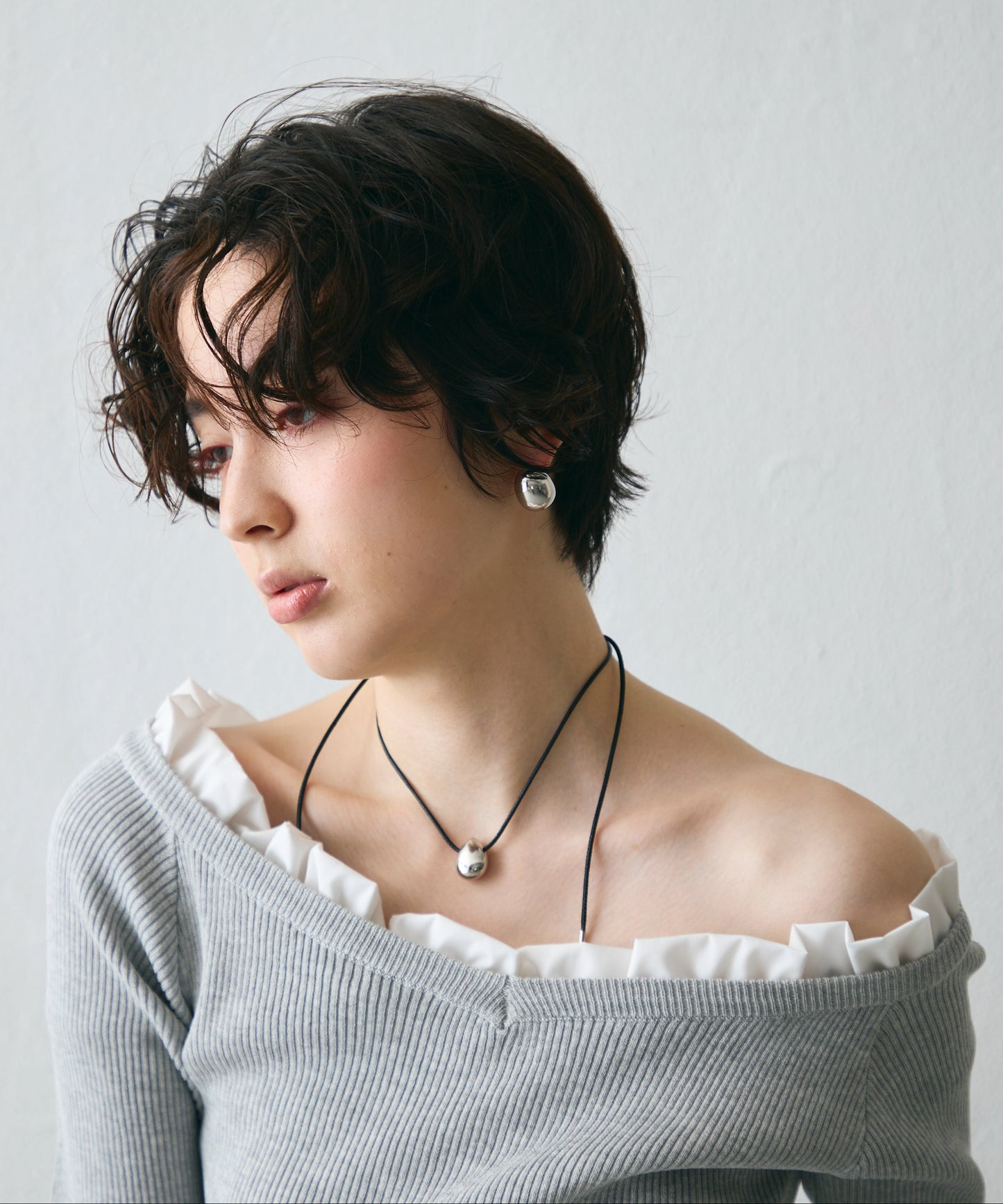 フリル付きオフショルプルオーバー