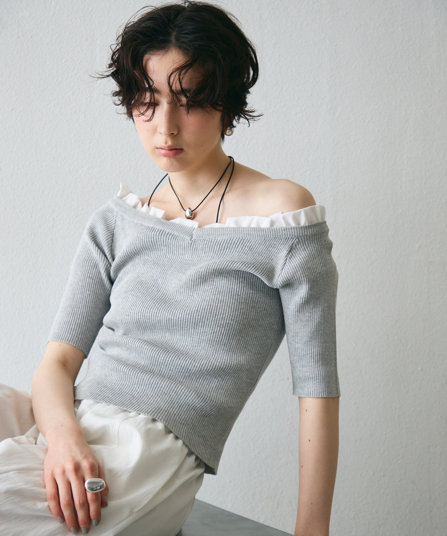 フリル付きオフショルプルオーバー