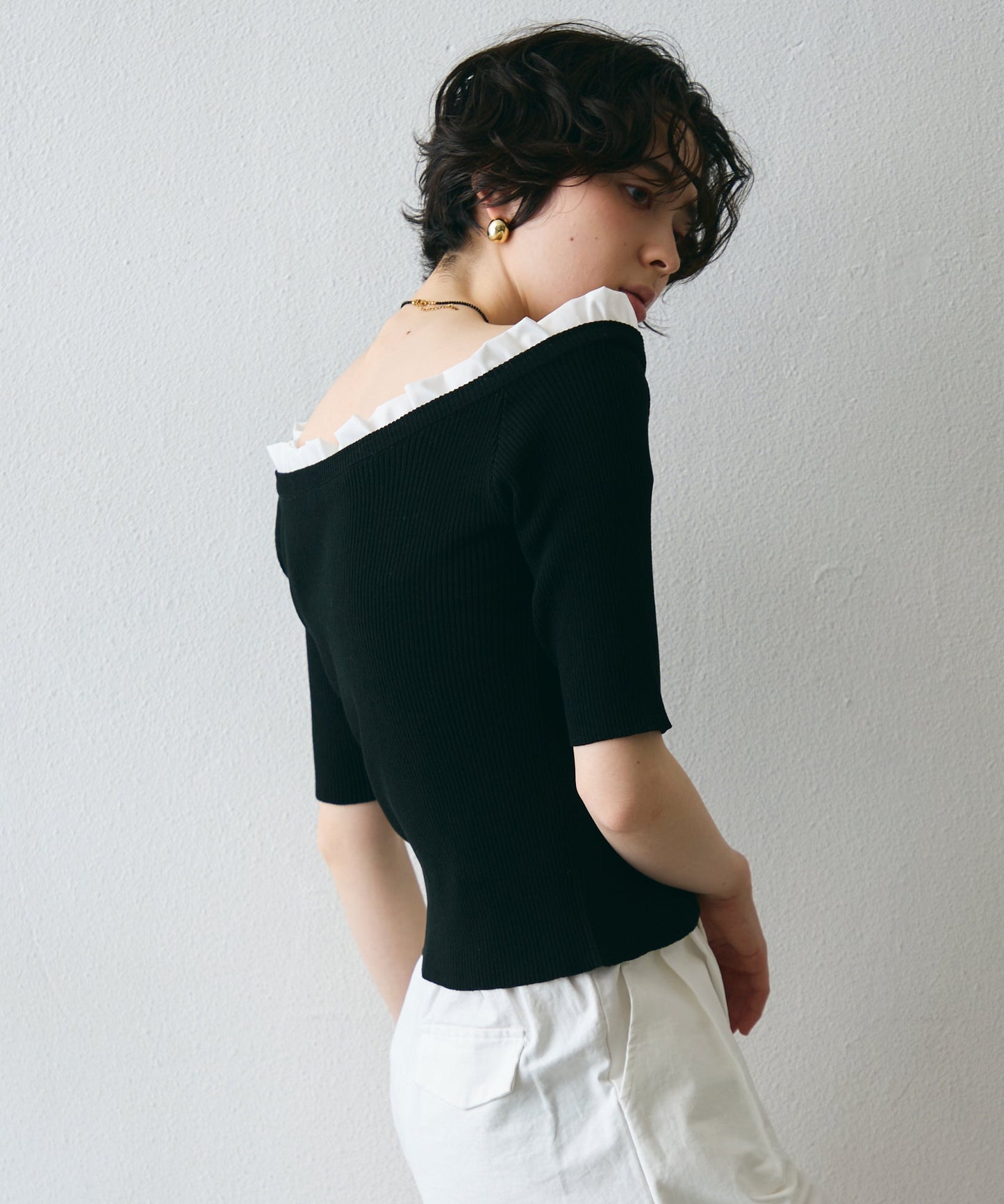 フリル付きオフショルプルオーバー