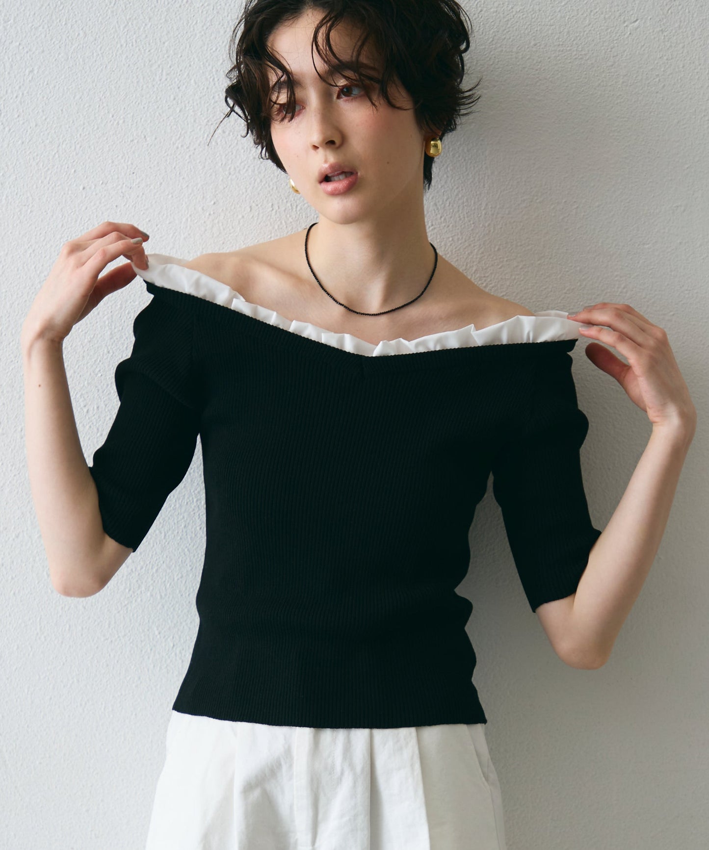 フリル付きオフショルプルオーバー