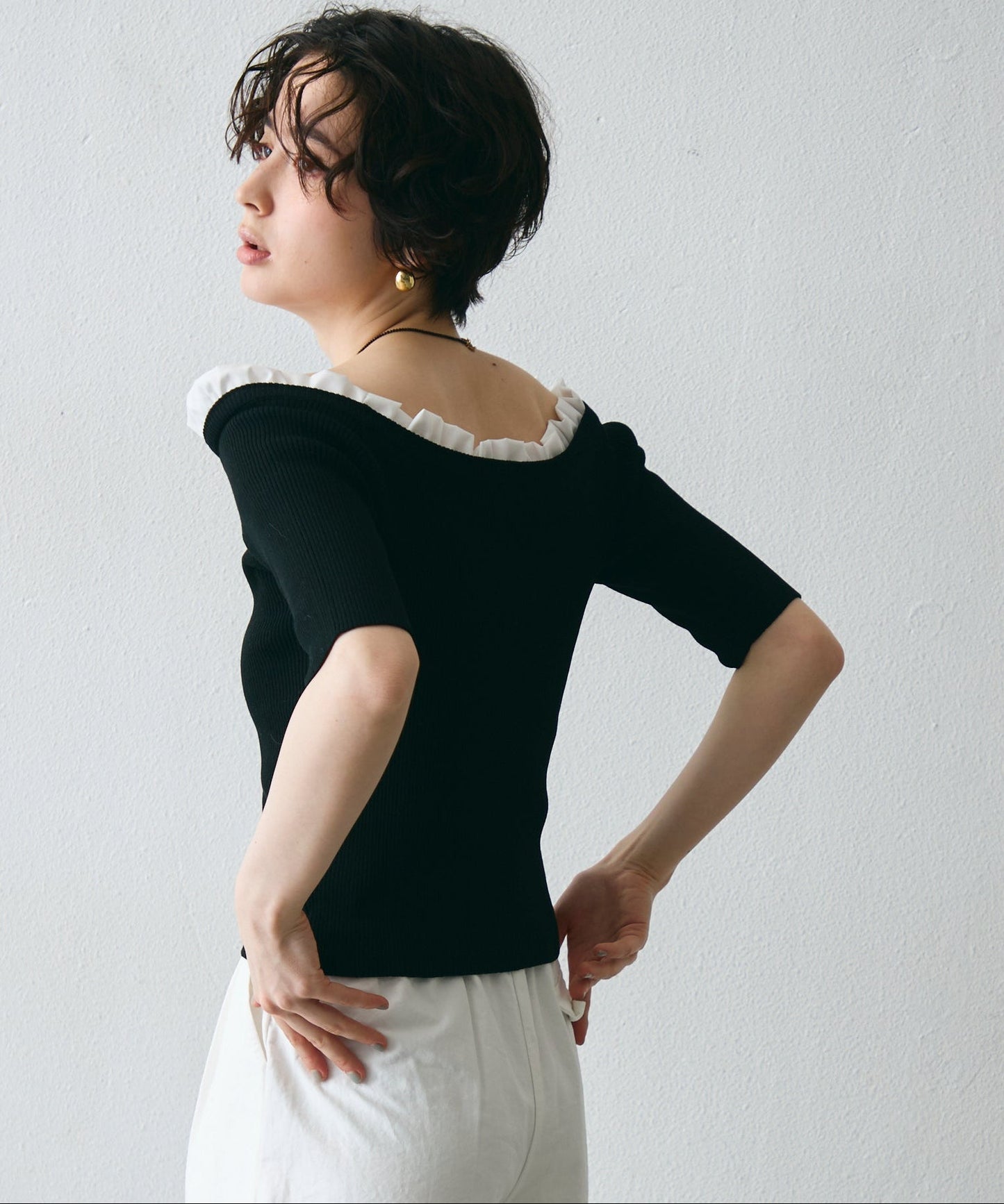 フリル付きオフショルプルオーバー