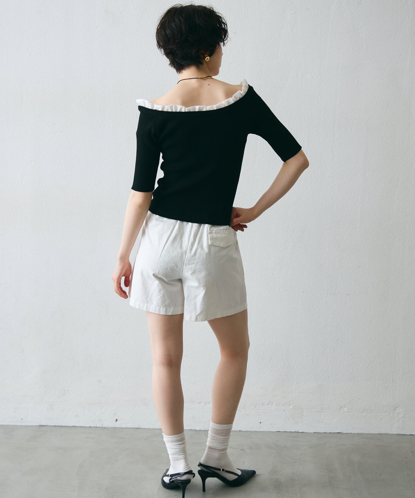 フリル付きオフショルプルオーバー