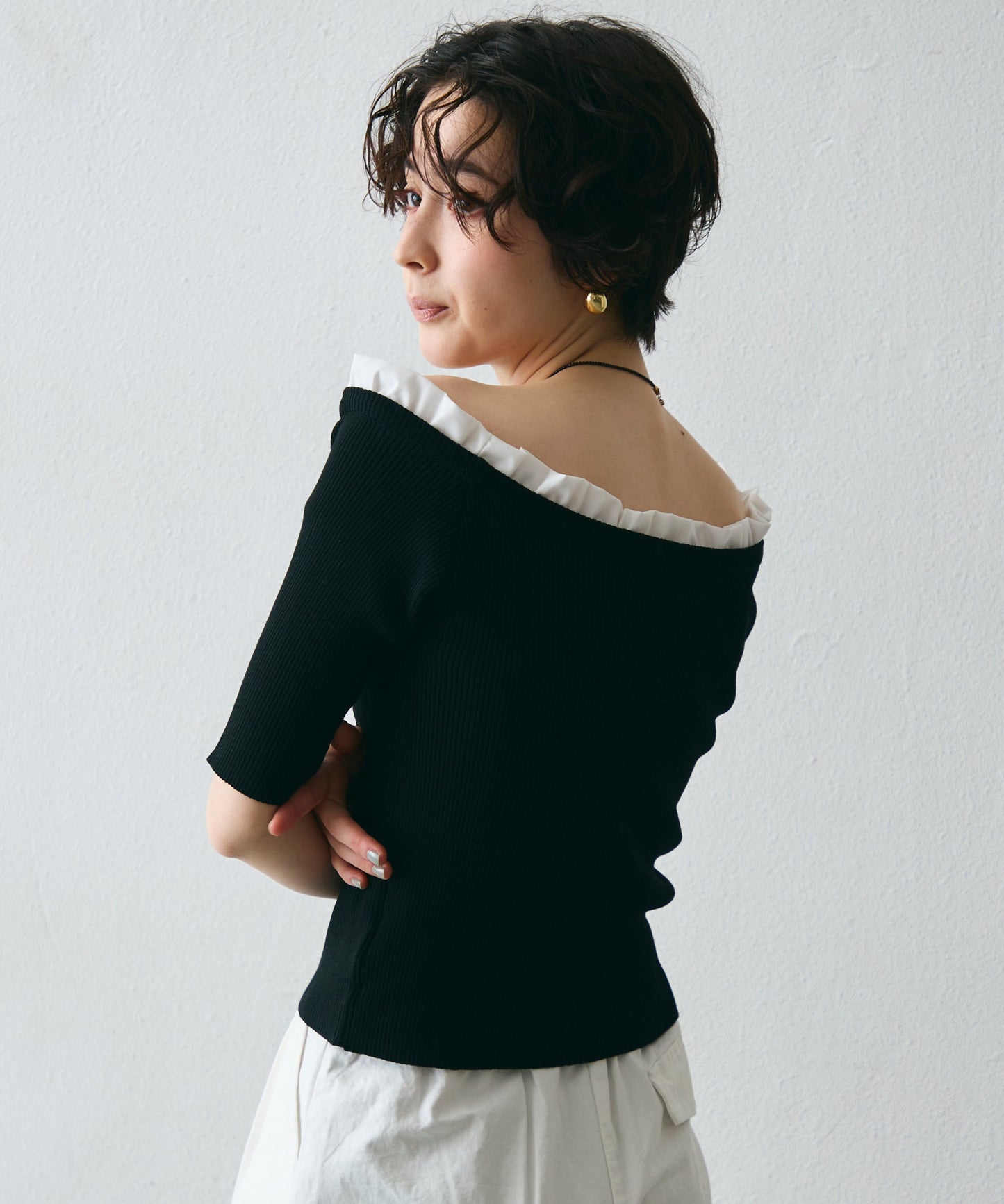 フリル付きオフショルプルオーバー