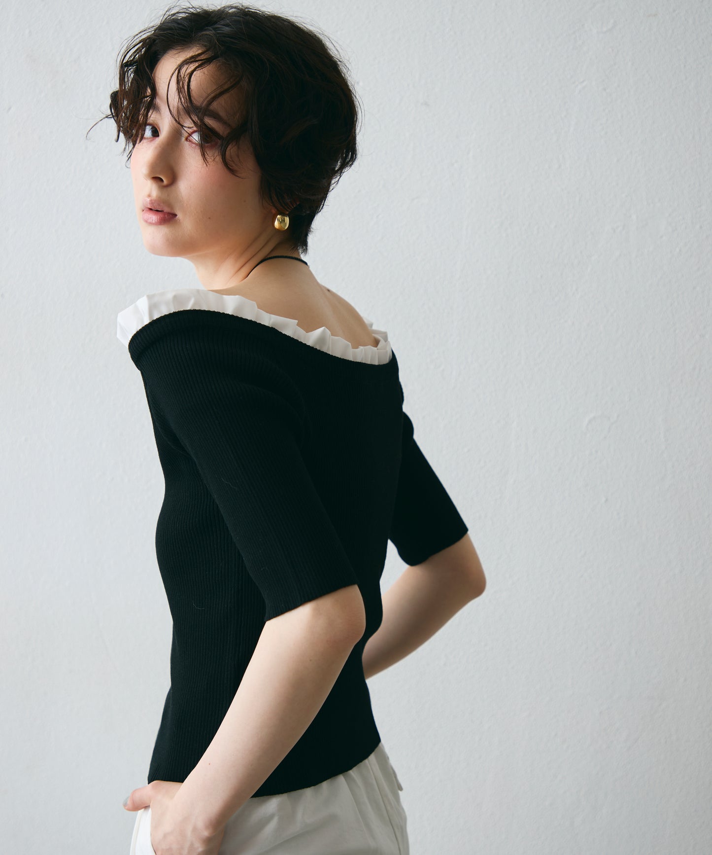 フリル付きオフショルプルオーバー