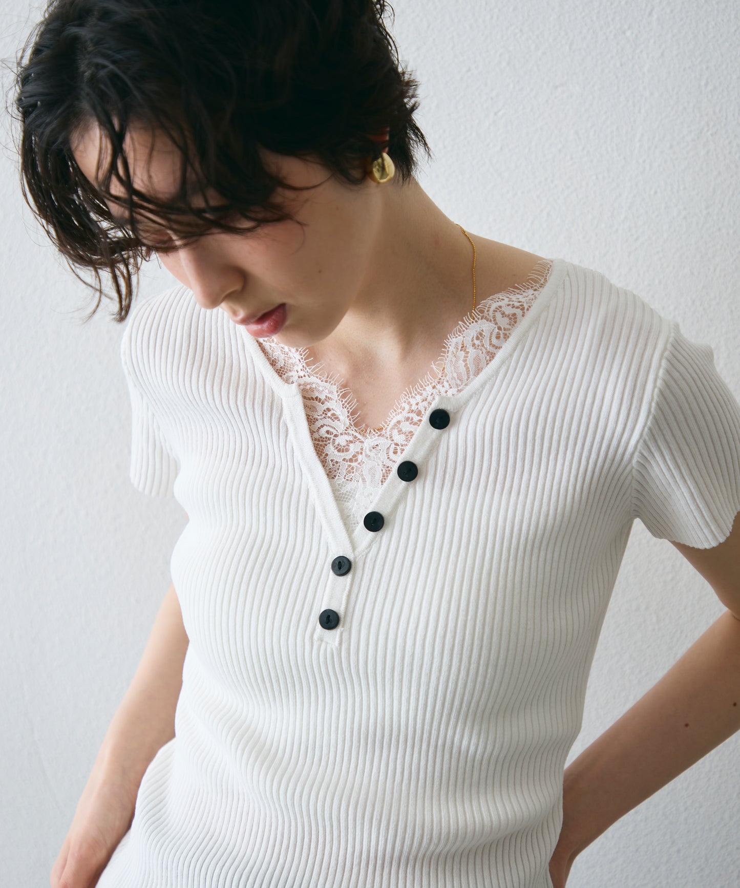 レースレイヤードヘンリーネックハーフスリーブリブニット