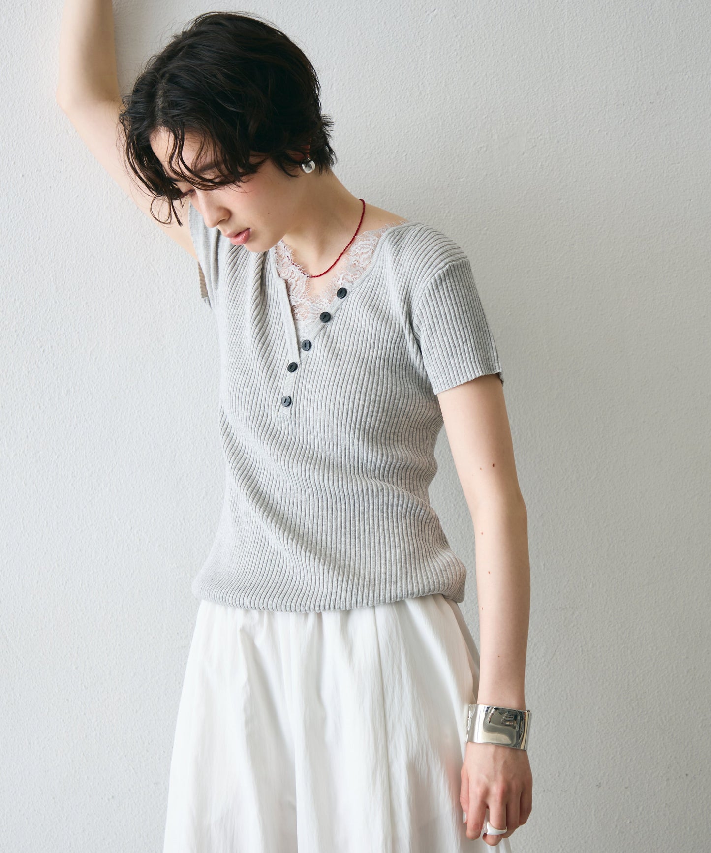レースレイヤードヘンリーネックハーフスリーブリブニット