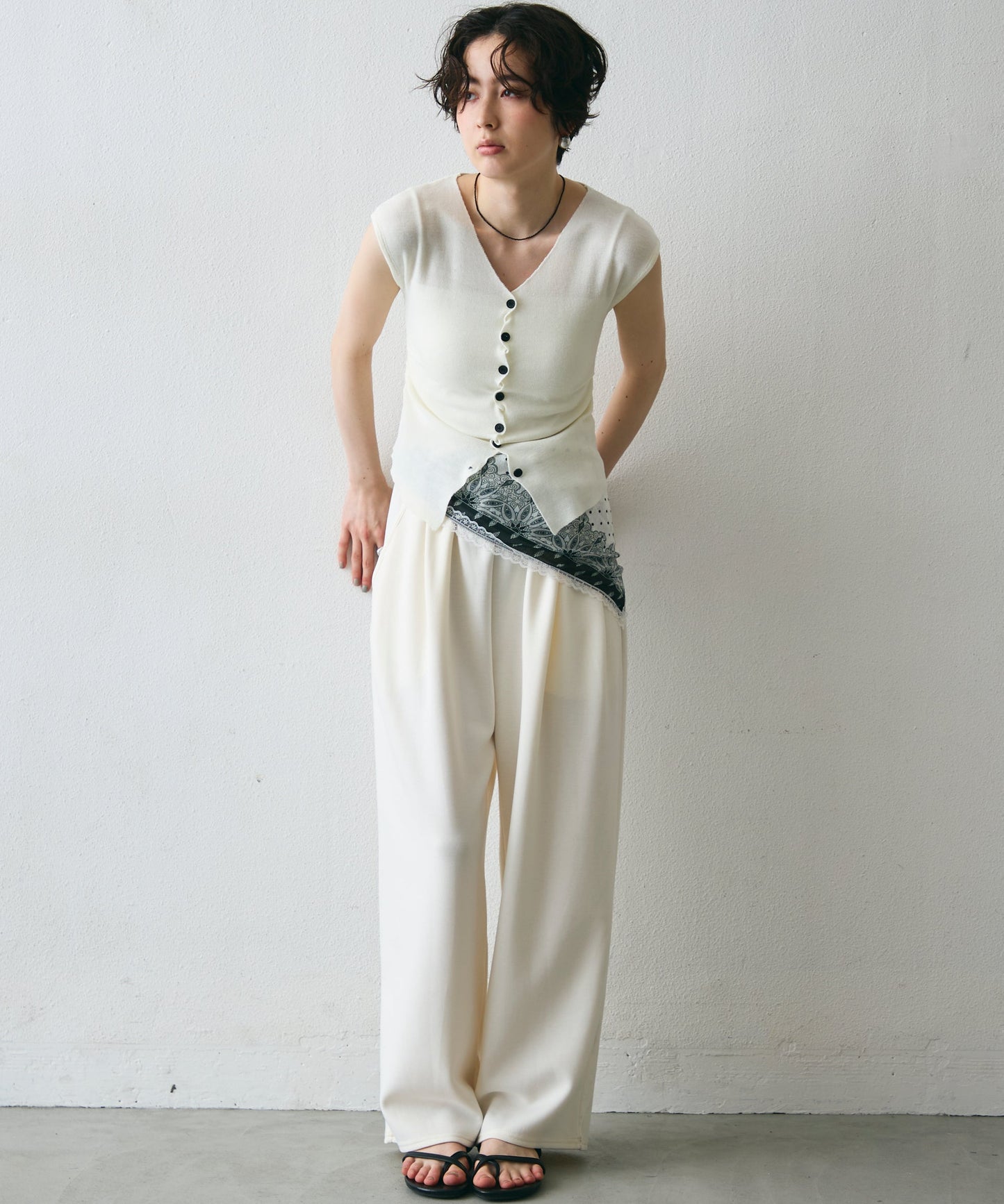 クロスボタンフレンチスリーブニット