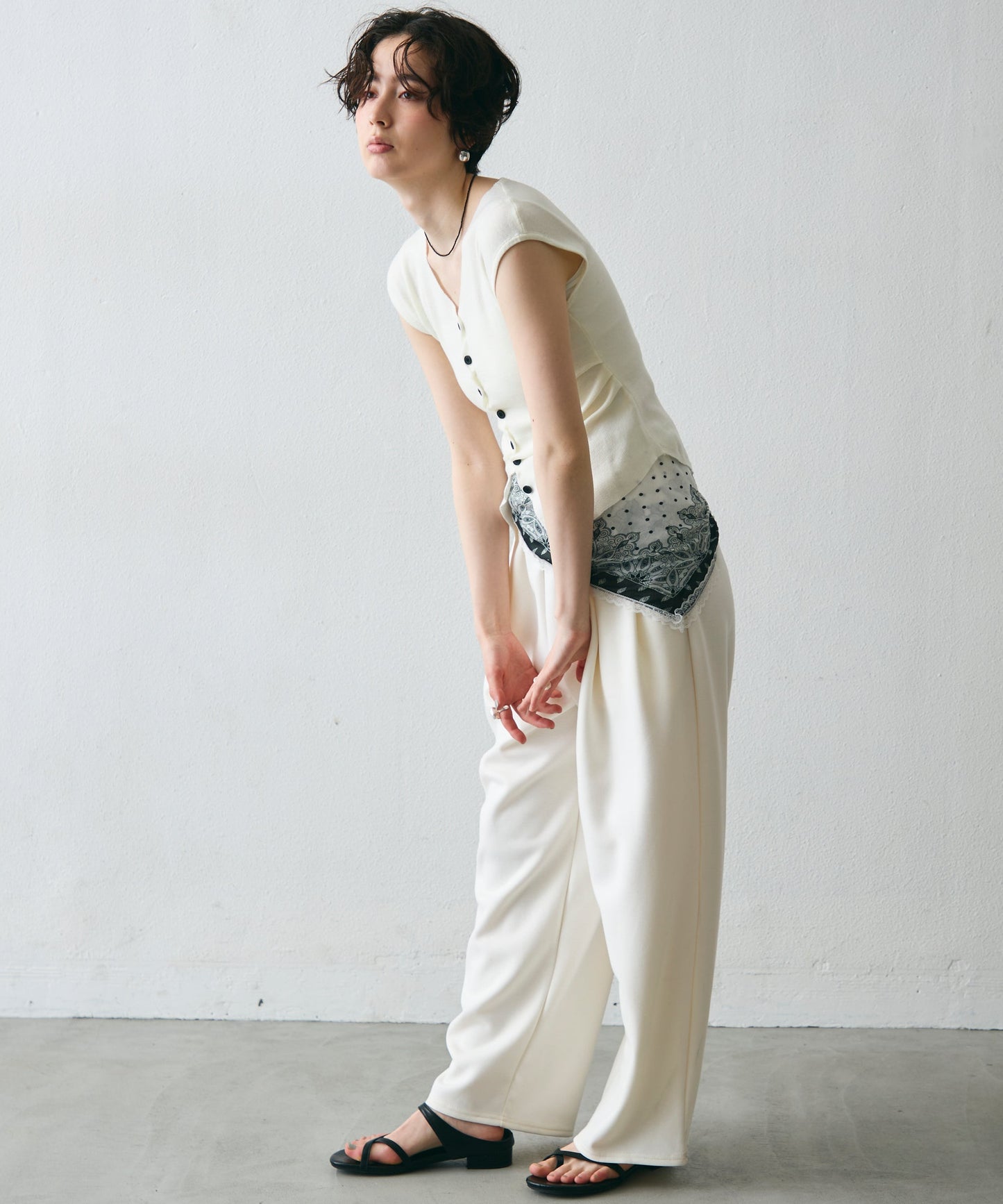 クロスボタンフレンチスリーブニット