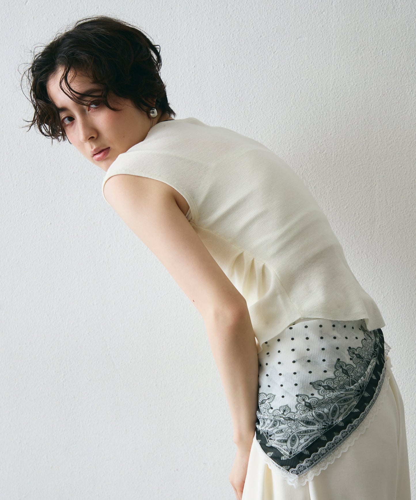 クロスボタンフレンチスリーブニット